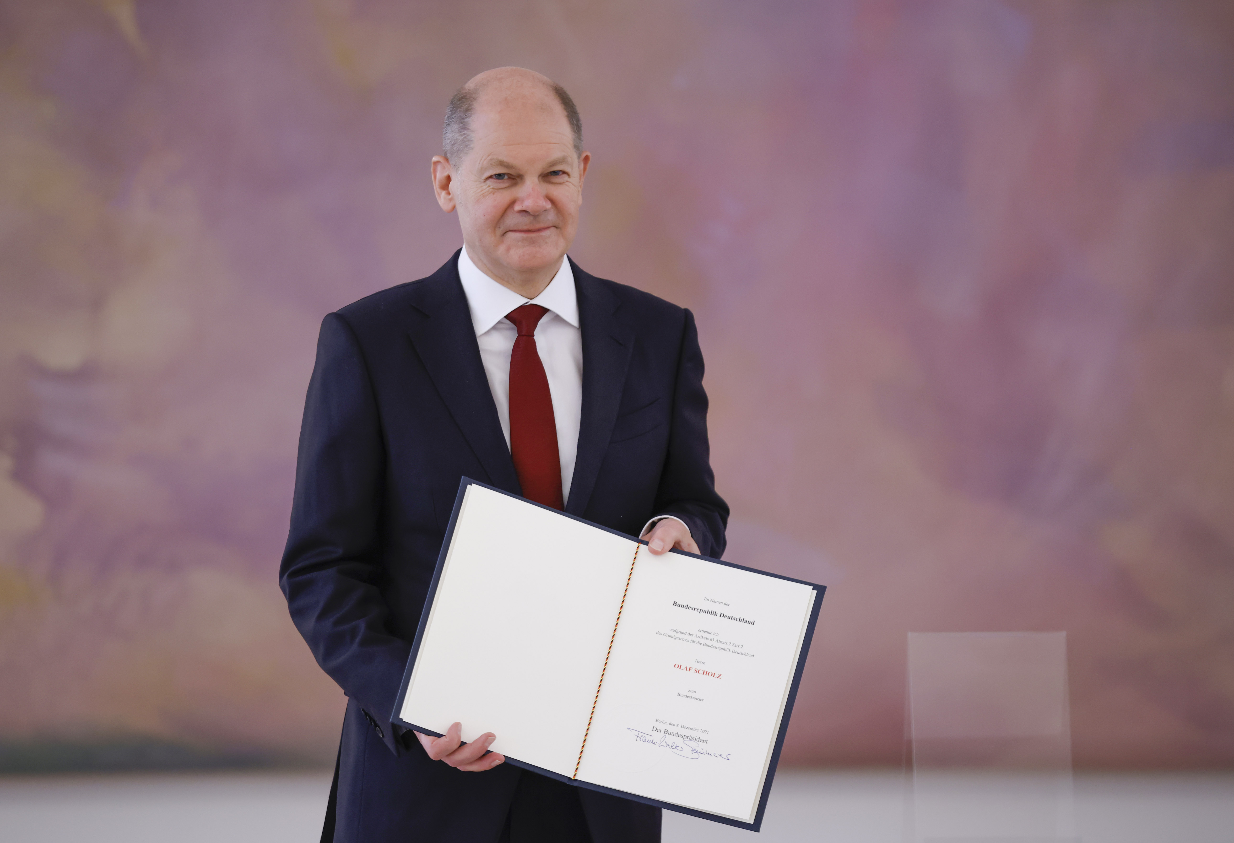 Bundeskanzler Olaf Scholz mit Ernennungsurkunde im Schloss Bellevue: Er wird „mehr Fortschritt wagen“.