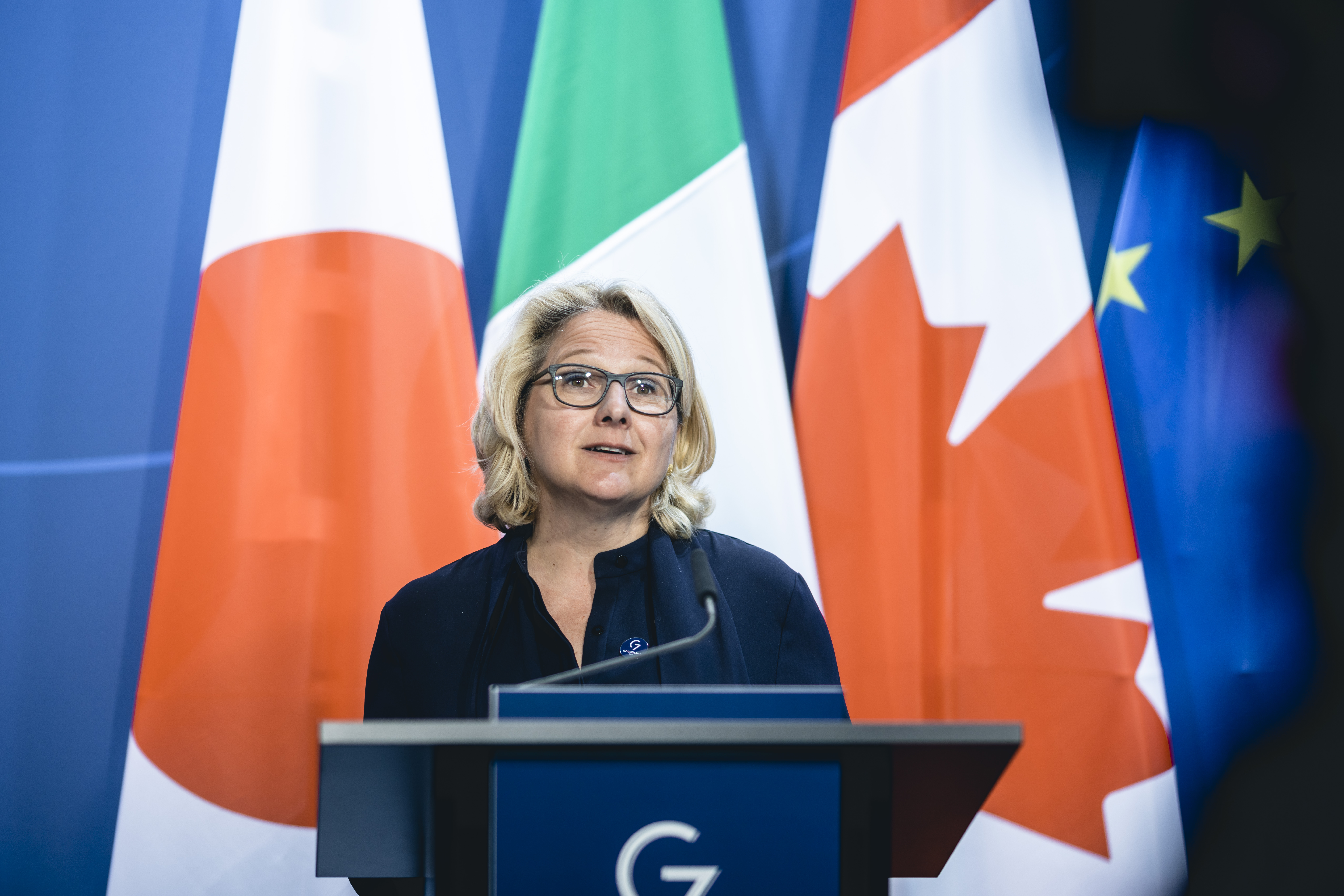 Svenja Schulze bei der Pressekonferenz zum Treffen der G7-Entwicklungsminister*innen in Berlin