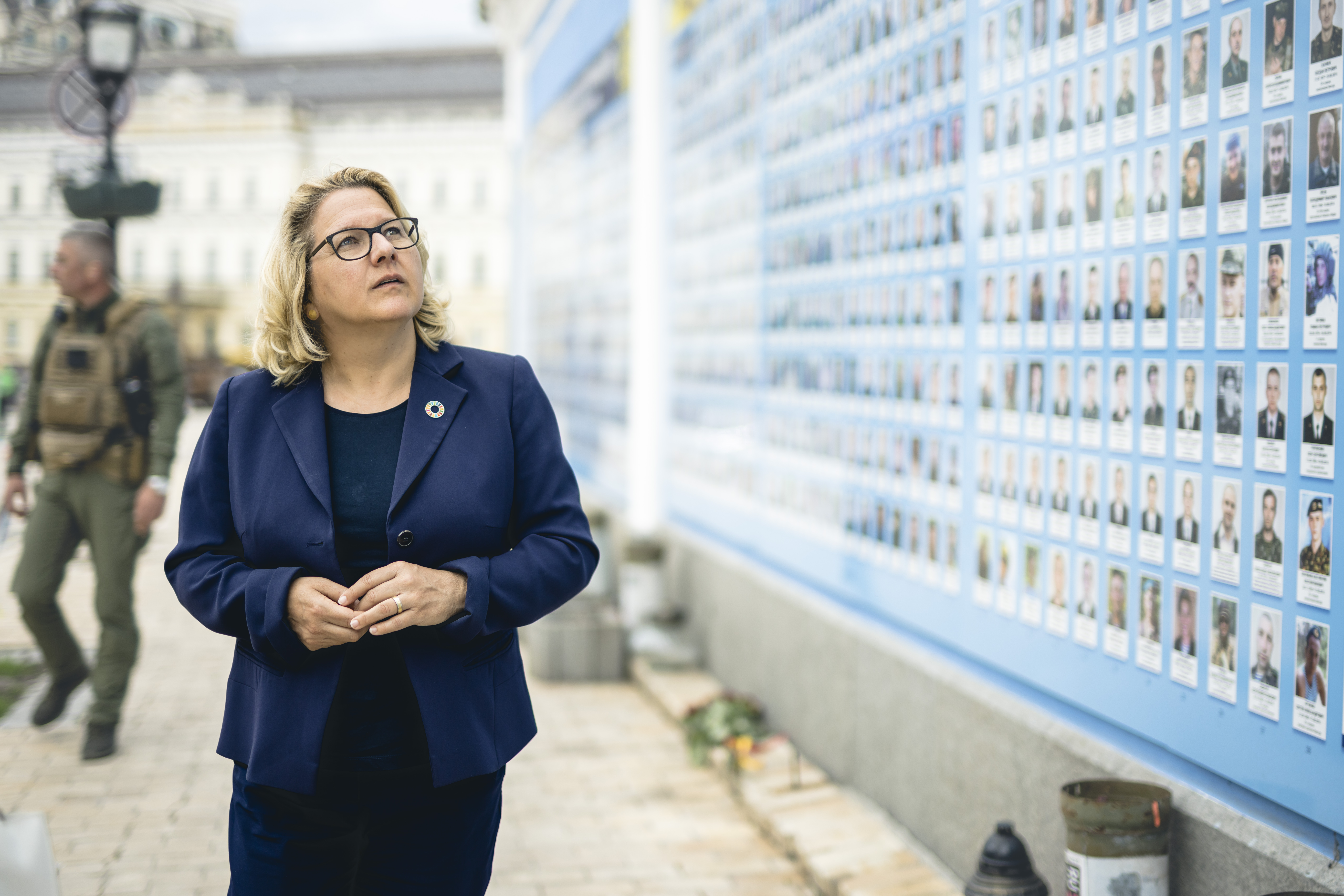 Bundesentwicklungsministerin Svenja Schulze (SPD) besucht in Kiew die Mauer der Erinnerung an die gefallenen Soldaten im Krieg gegen Russland.
