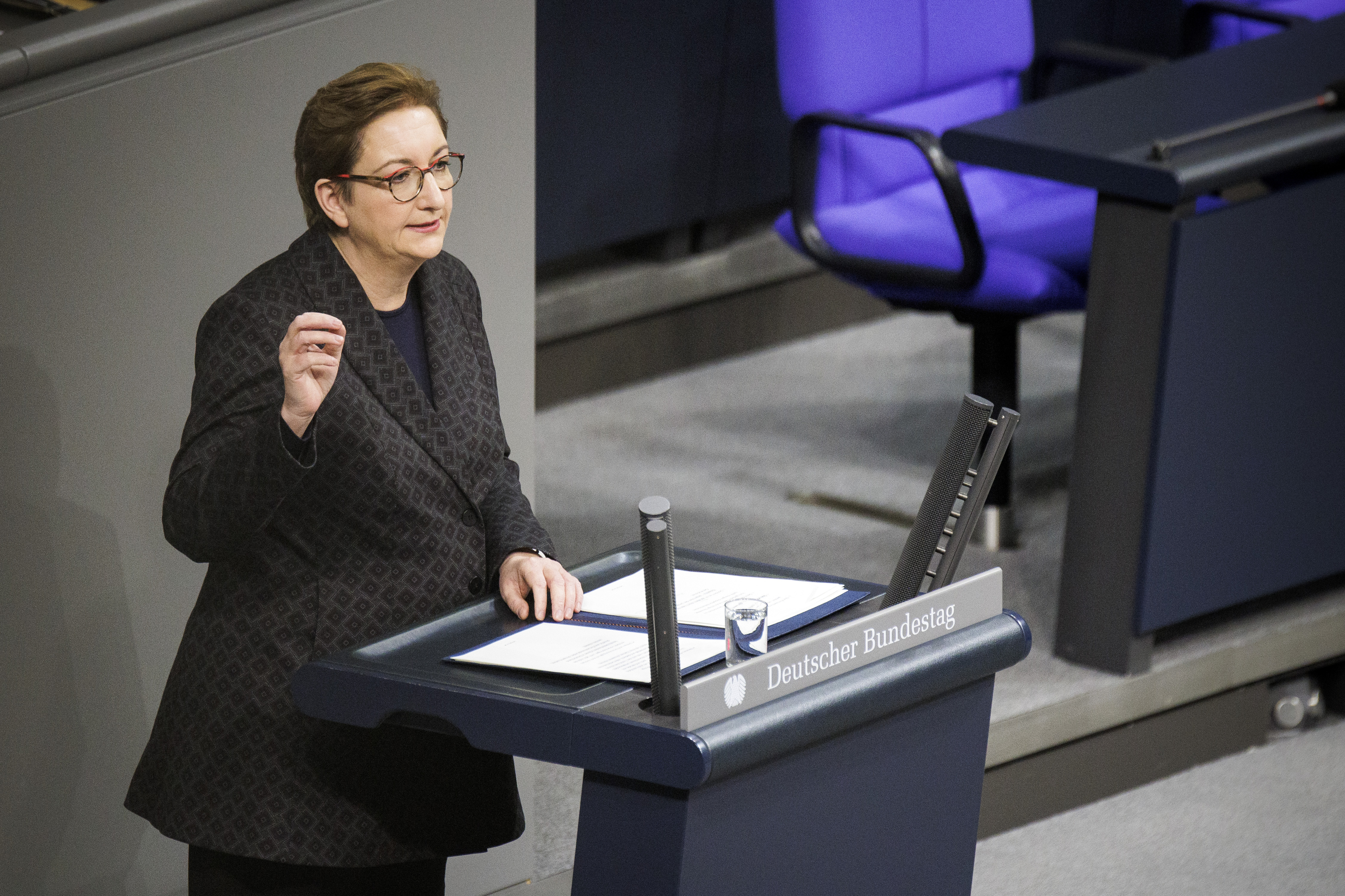 Bauministerin Klara Geywitz spricht im Bundestag.