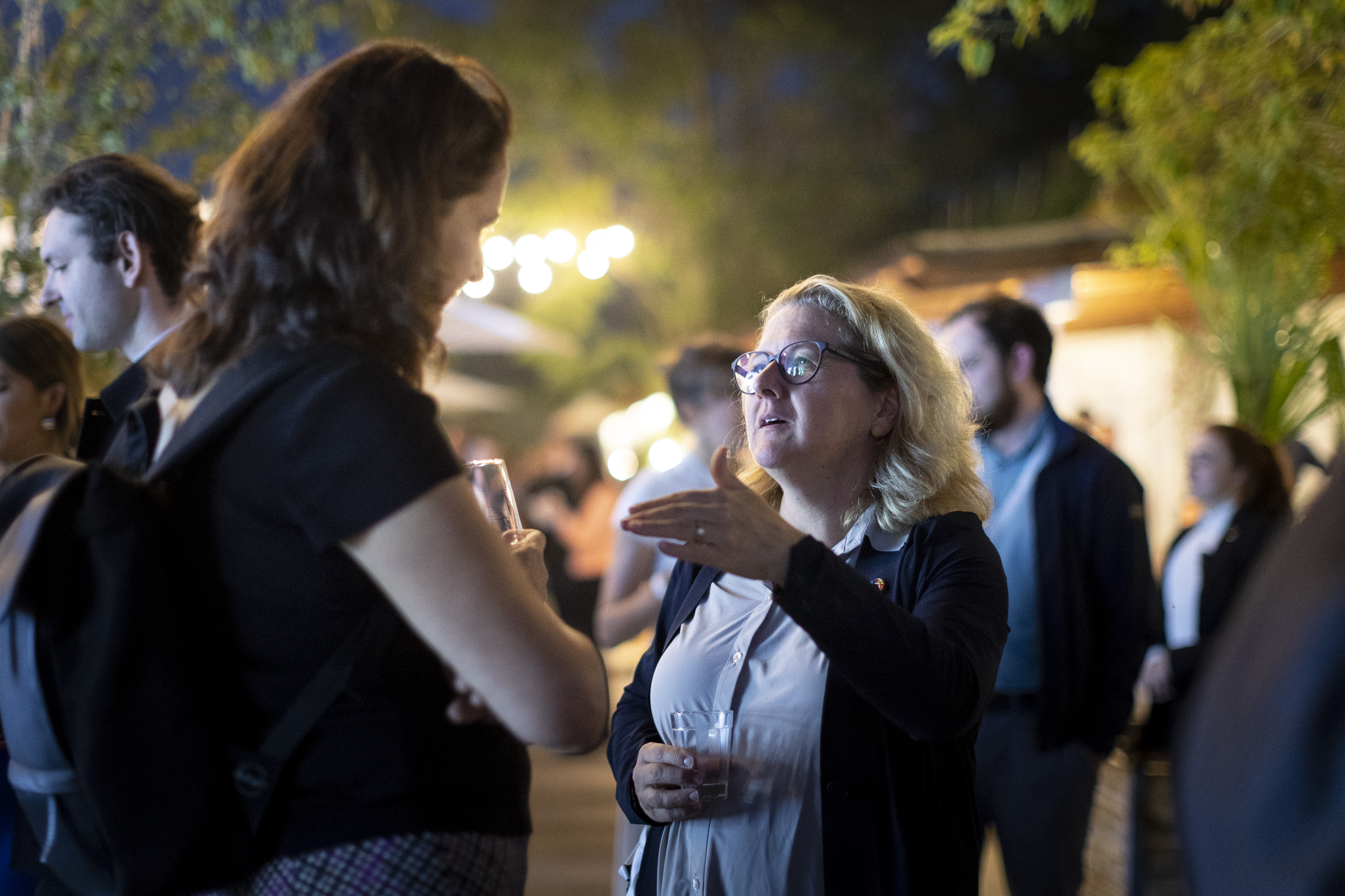 Engagiert im Gespräch: Svenja Schulze, Bundesministerin für wirtschaftliche Zusammenarbeit und Entwicklung, auf dem vorwärts-Sommerfest.