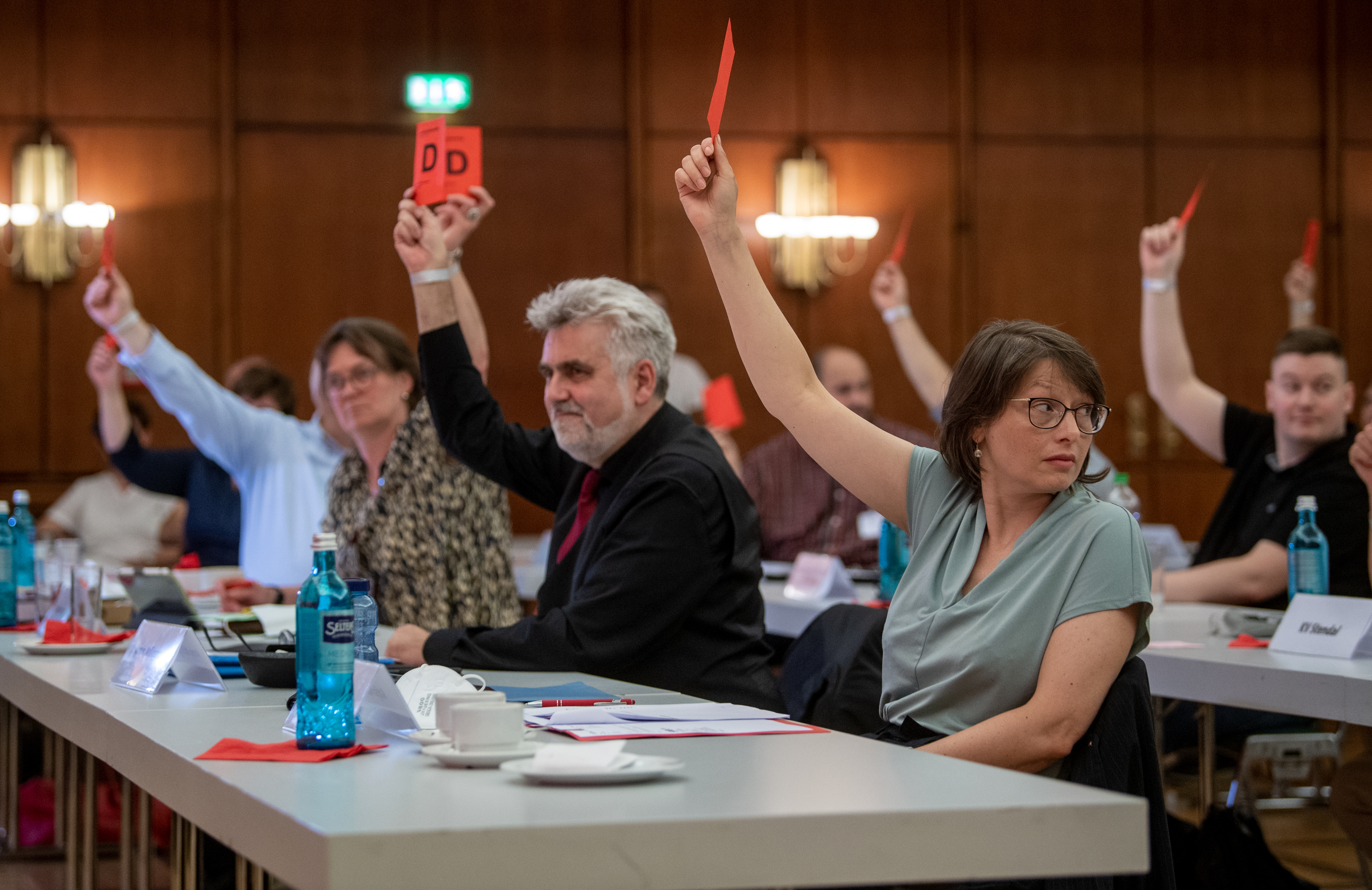 Mehrheit für die Deutschland-Koalition: Auf ihrem Parteitag in Leuna stimmte die SPD Sachsen-Anhalt für die Aufnahme von Koalitionsverhandlungen mit CDU und FDP.