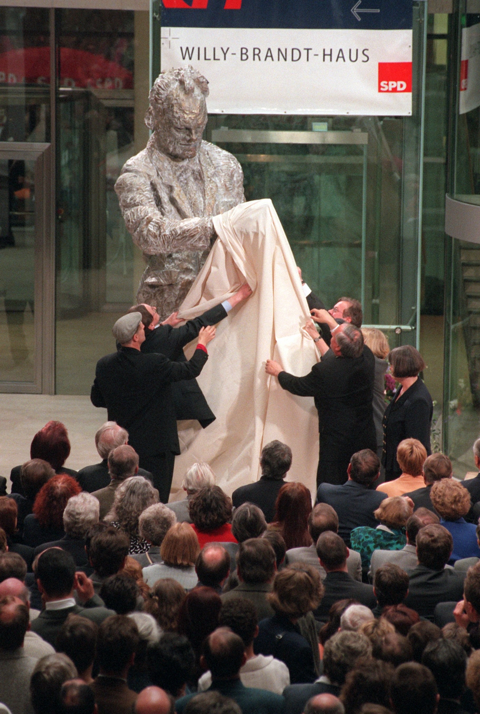 Premiere in Berlin: Mit der feierlichen Enthüllung der Willy-Brandt-Statue eröffnet die SPD-Spitze am 10. Mai 1996 ihre neue Parteizentrale in der Hauptstadt.