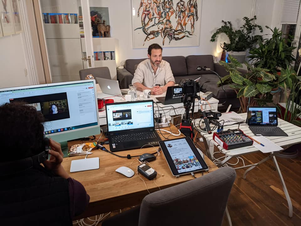 24 Stunden auf Sendung aus dem Wohnzimmer: Alfonso Pantisano will Stammzellen-Spender*innen finden.