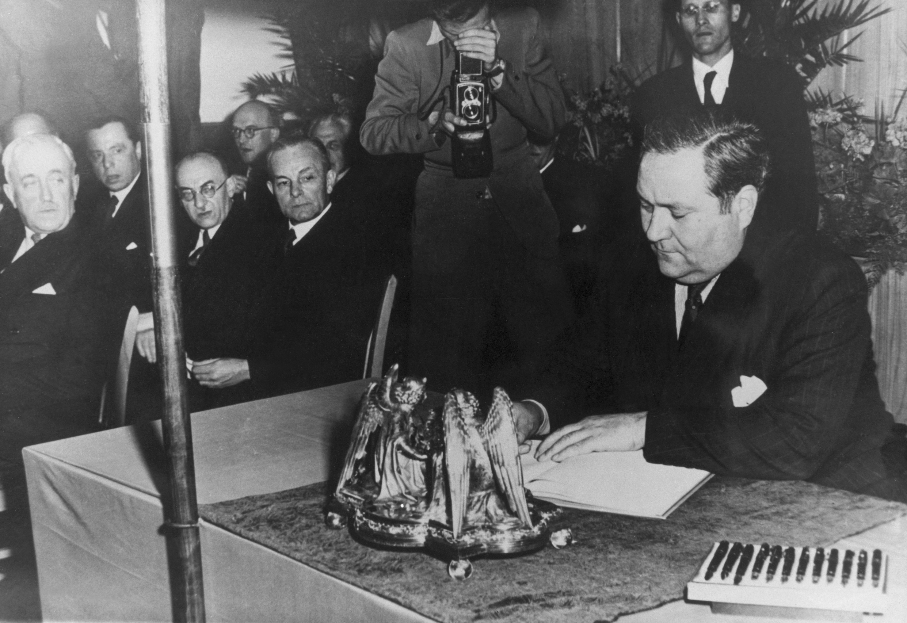 Sozialdemokratinnen und Sozialdemokraten haben das Grundgesetz wesentlich mitgeprägt: Carlo Schmid (SPD), einer der Väter der Verfassung, unterzeichnet es am 23. Mai 1949 in Bonn.