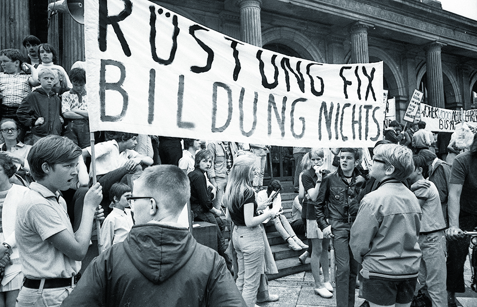 Geld für Bildung statt für Rüstung: Schüler*innen, Lehrer*innen und Eltern demonstrieren 1970.