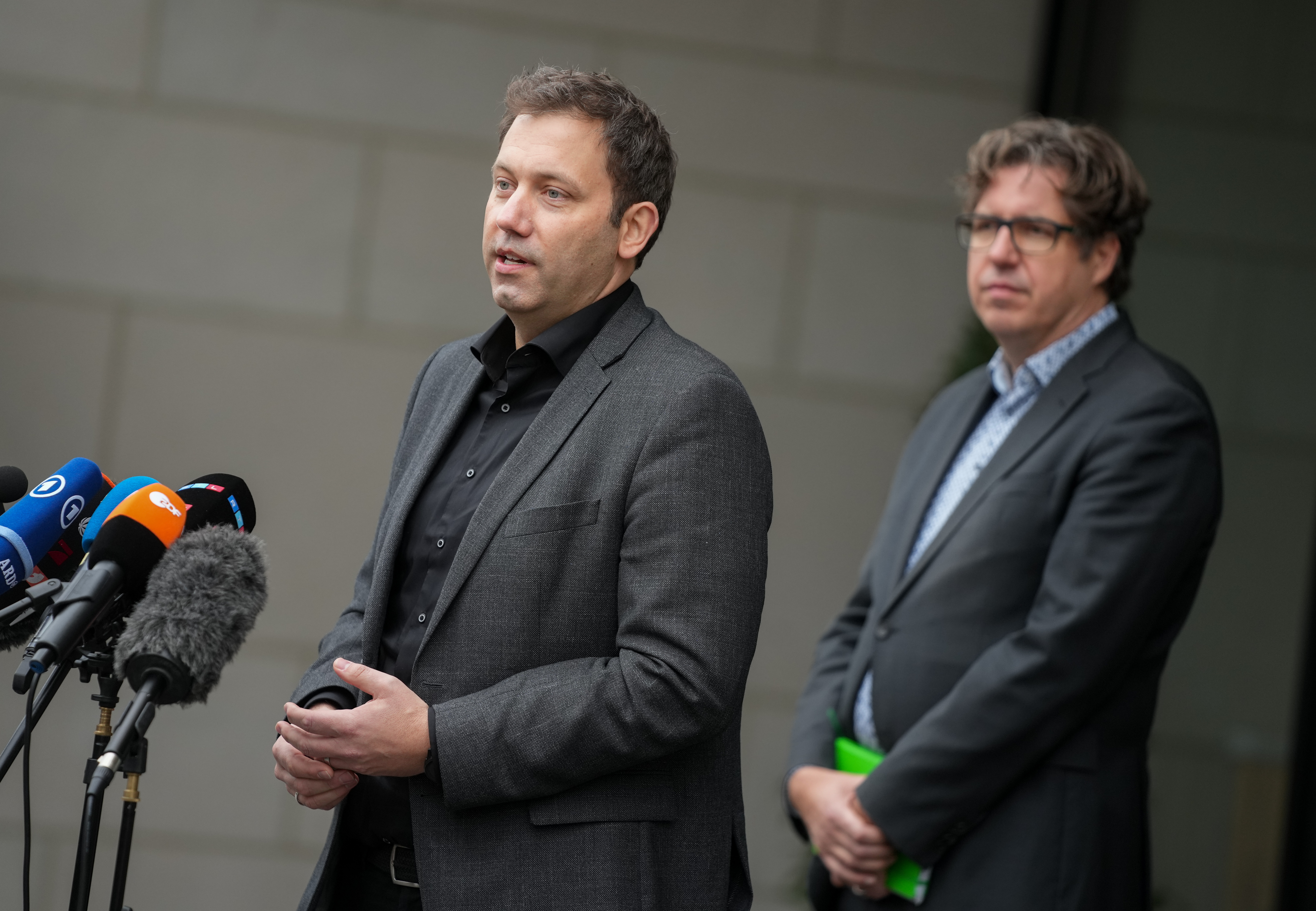 Optimistisch: SPD-Generalsekretär Lars Klingbeil (l) zu den Aussichten auf eine Ampel-Regierung: „Das kriegen wir hin, da bin ich fest von überzeugt.“ Hinter ihm Michael Kellner, Bundesgeschäftsführer von Bündnis 90/Die Grünen.