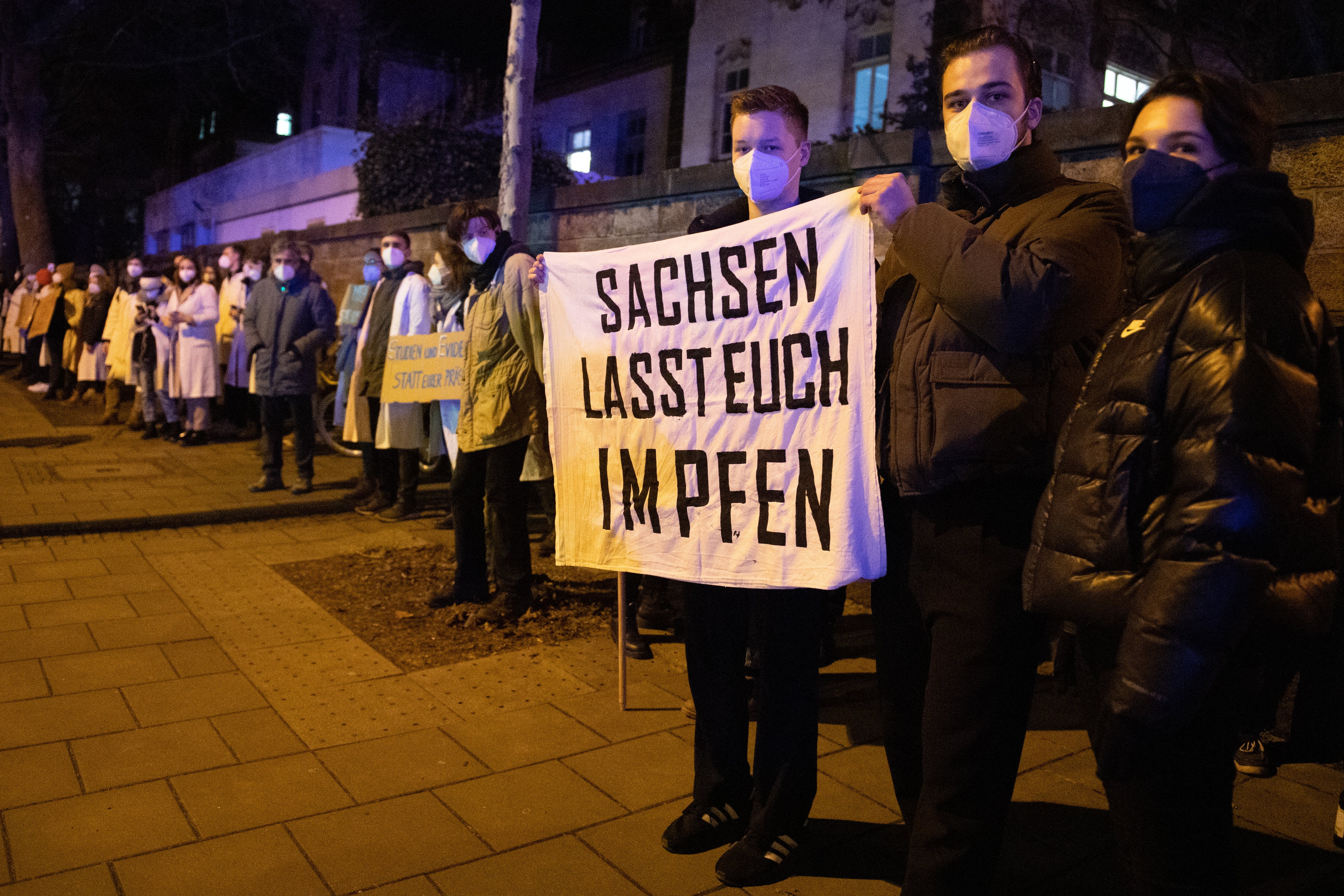In Dresden protestierten am Donnerstagabend Medizinstudent*innen gegen Gegner*innen der Corona-Maßnahmen. 22 von ihnen erhielten daraufhin eine Anzeige.
