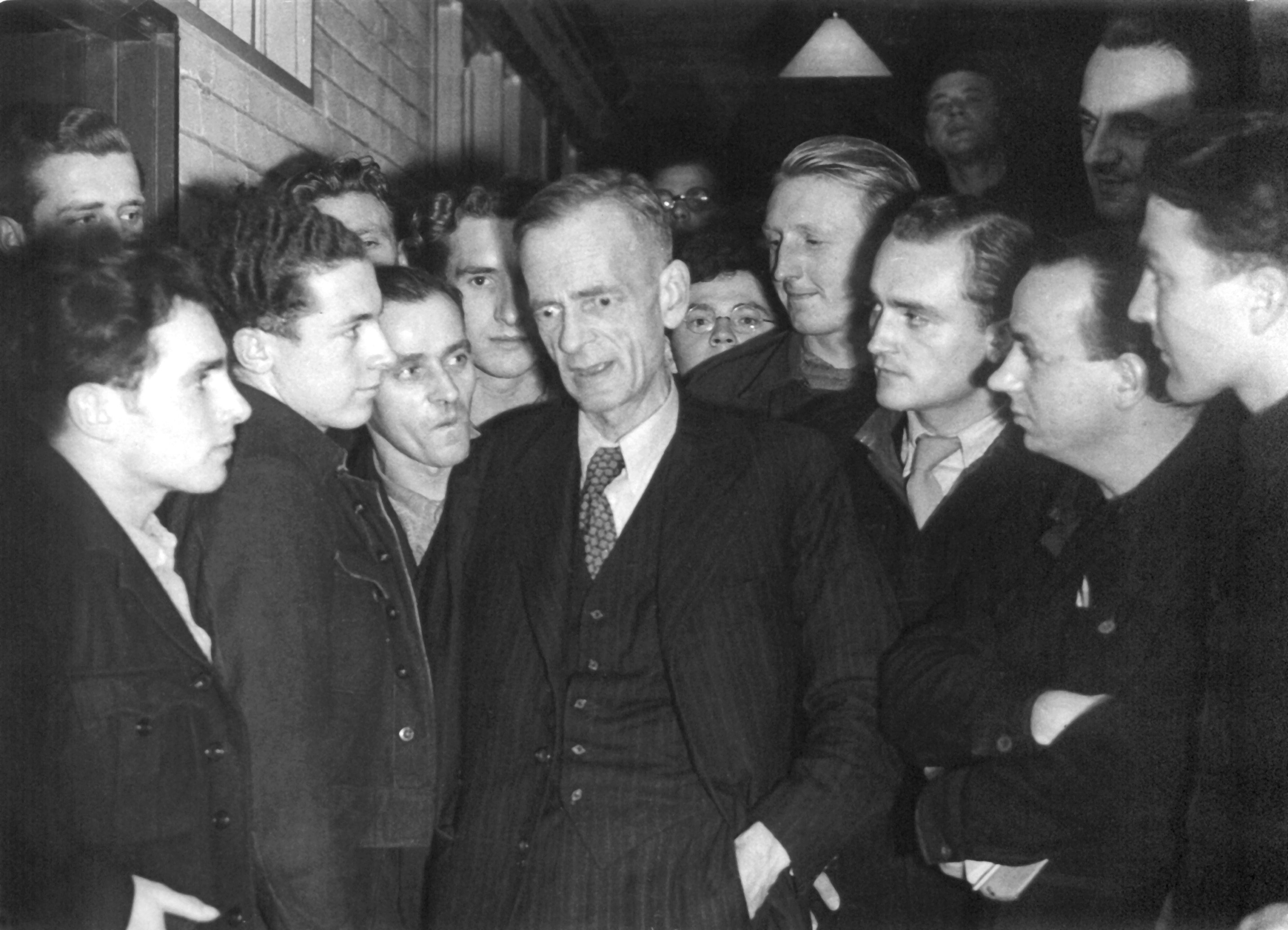 Gefragter Gesprächspartner: Kurt Schumacher (hier im Jahr 1946) wurde zur treibenden Kraft für den Wiederaufbau der SPD nach dem Zweiten Weltkrieg.