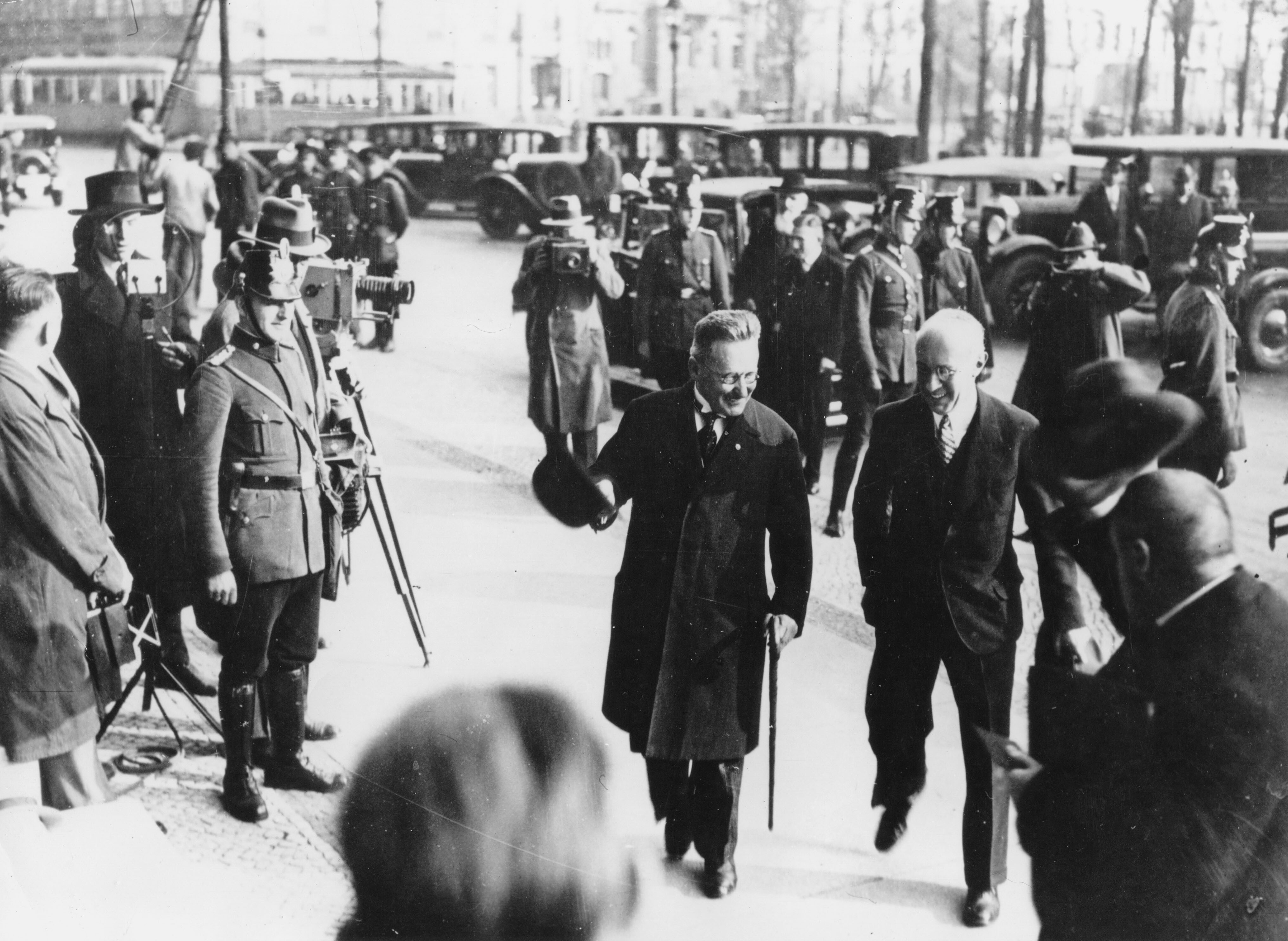 16. Otkober 1931: Paul Löbe (SPD) auf dem Weg in den Reichtsag.