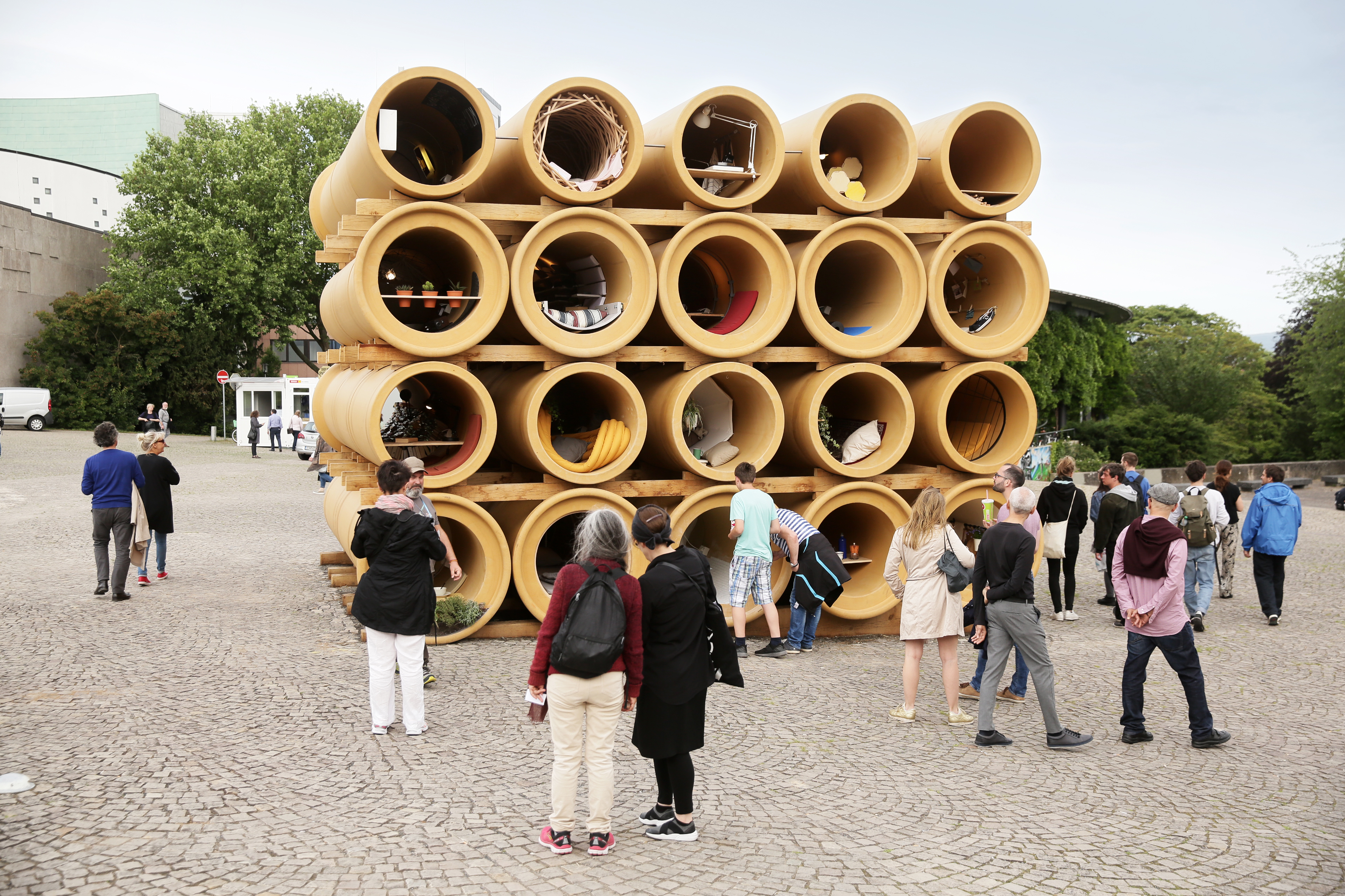 Einprägsame Kunst: eine Installation von Abwasserrohren auf der d14 in Kassel, wie sie Flüchtlingen oft als Unterschlupf dienen. 