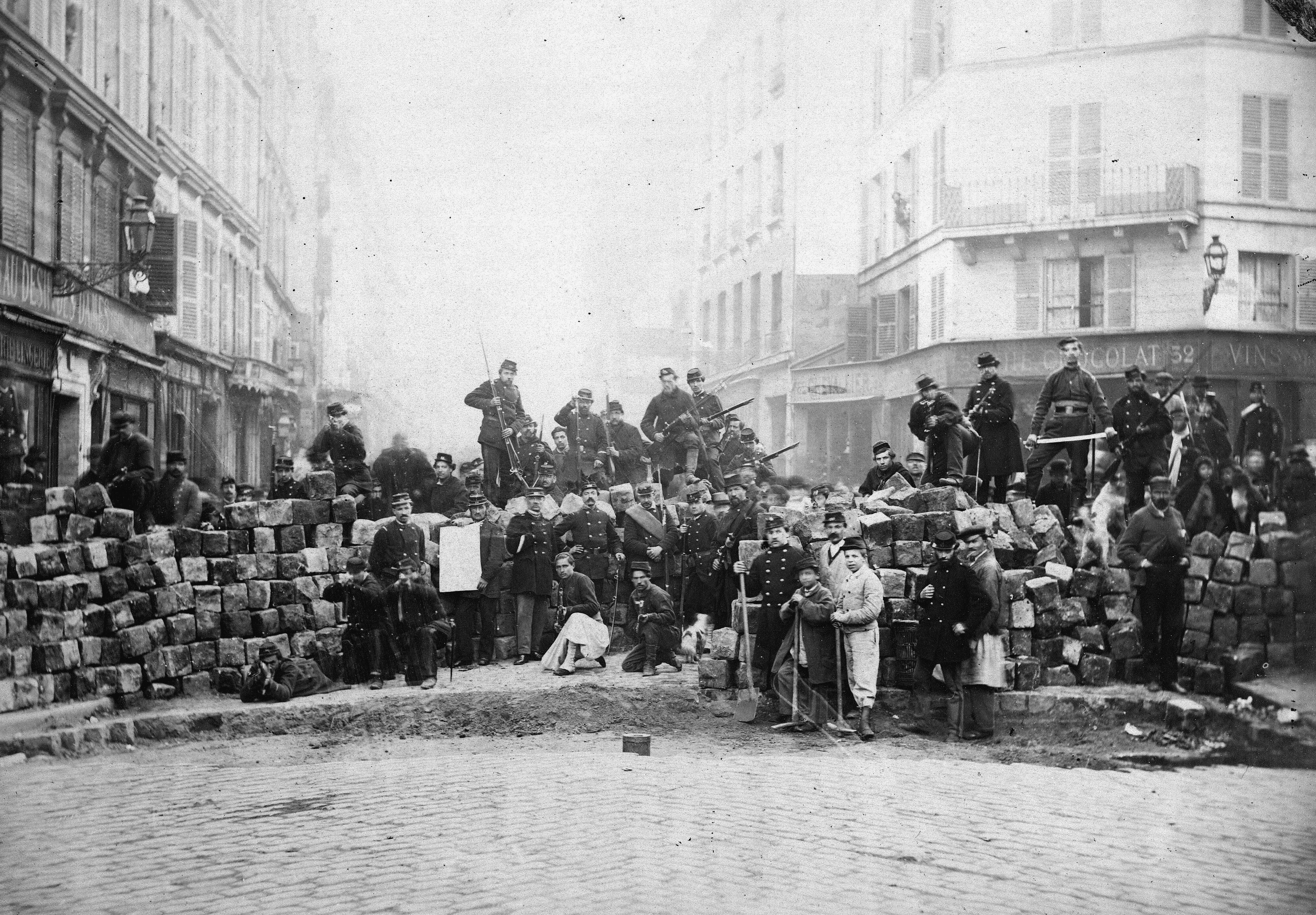 18. März 1871: Barrikade in Paris am Tag, als der Aufstand der Arbeiter*innen begann