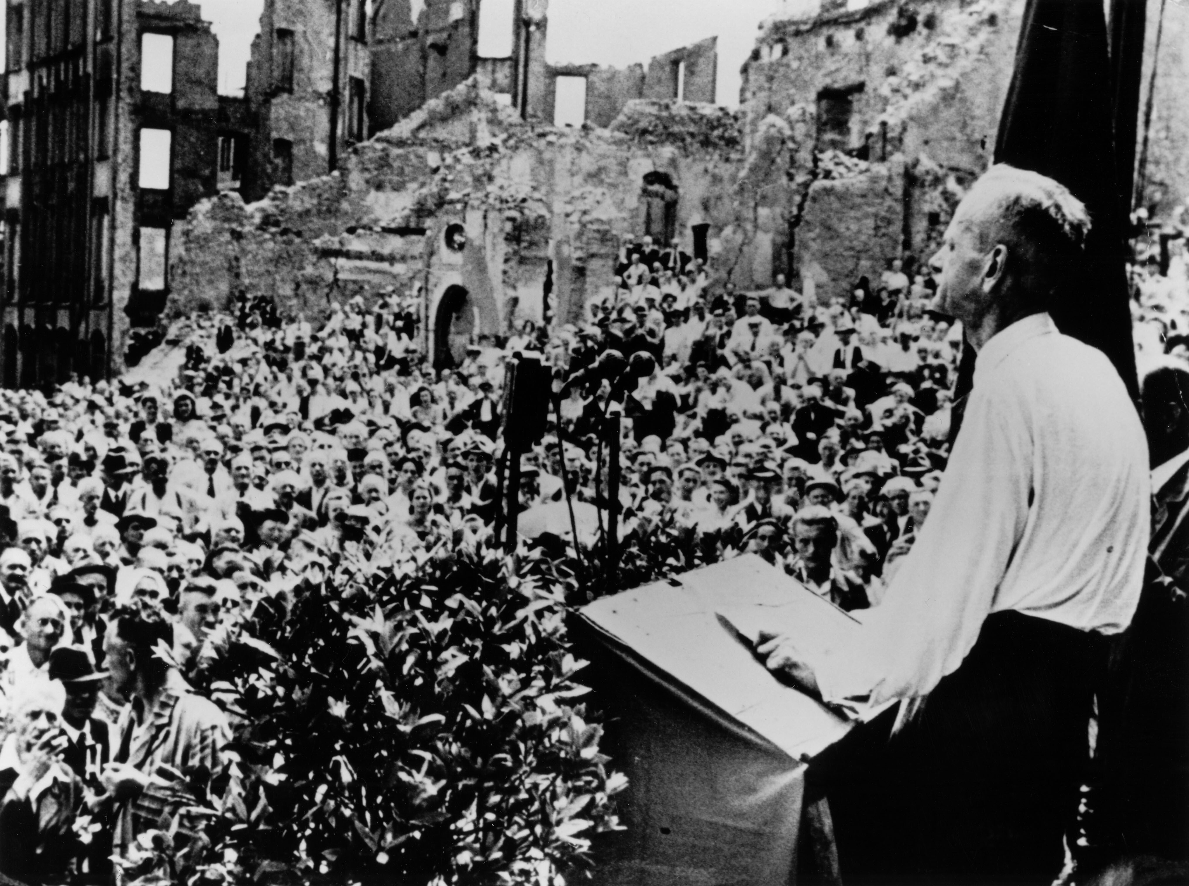 Kurt Schumacher bei einer Rede im Mai 1946 in Frankfurt: Der Sozialdemokrat setzte sich mit seiner Linie des Misstrauens und der Abgrenzung gegen die KPD durch.
