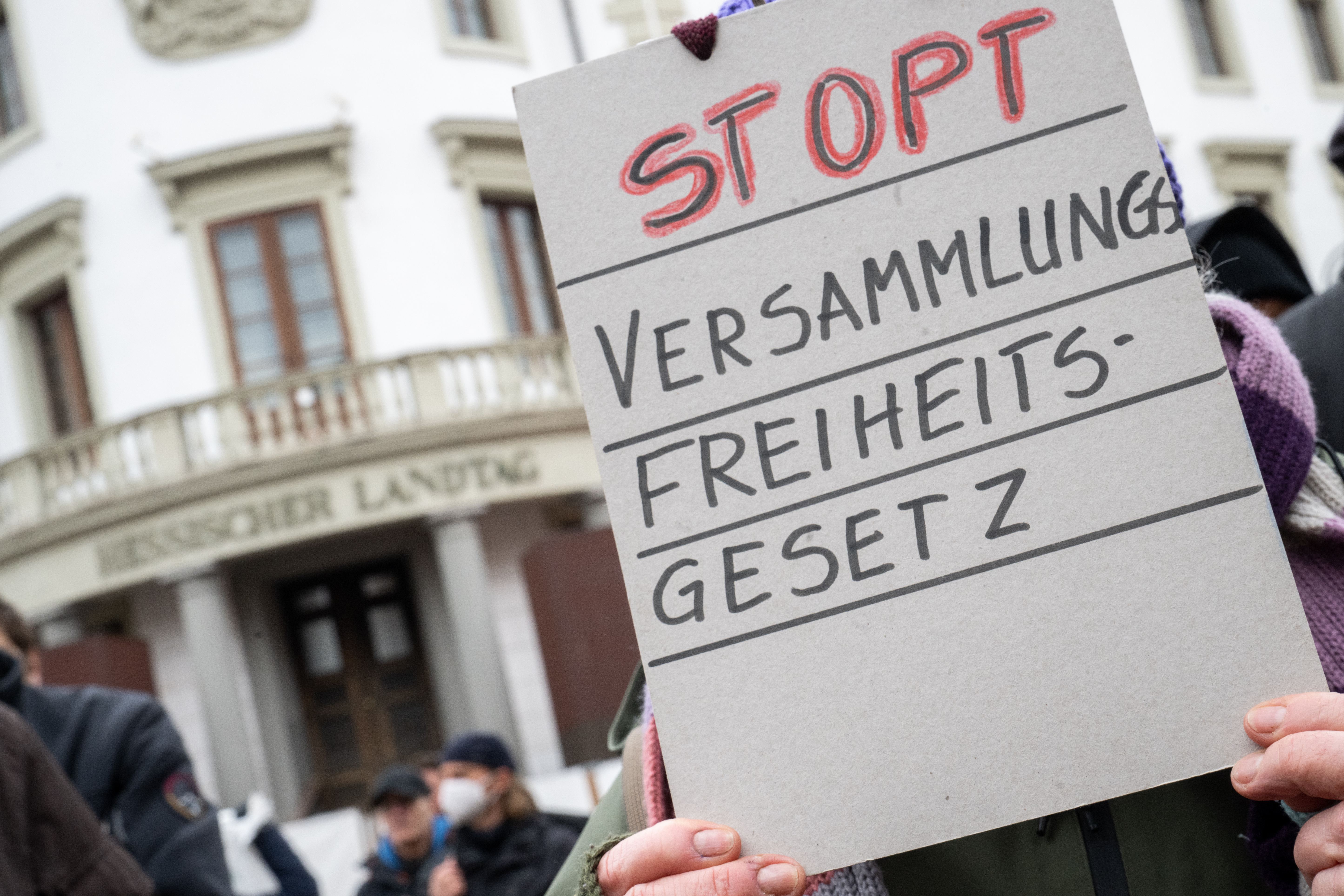 Vor dem hessischen Landtag: Demonstration gegen das schwarz-grüne „Versammlungsfreiheitsegesetz“