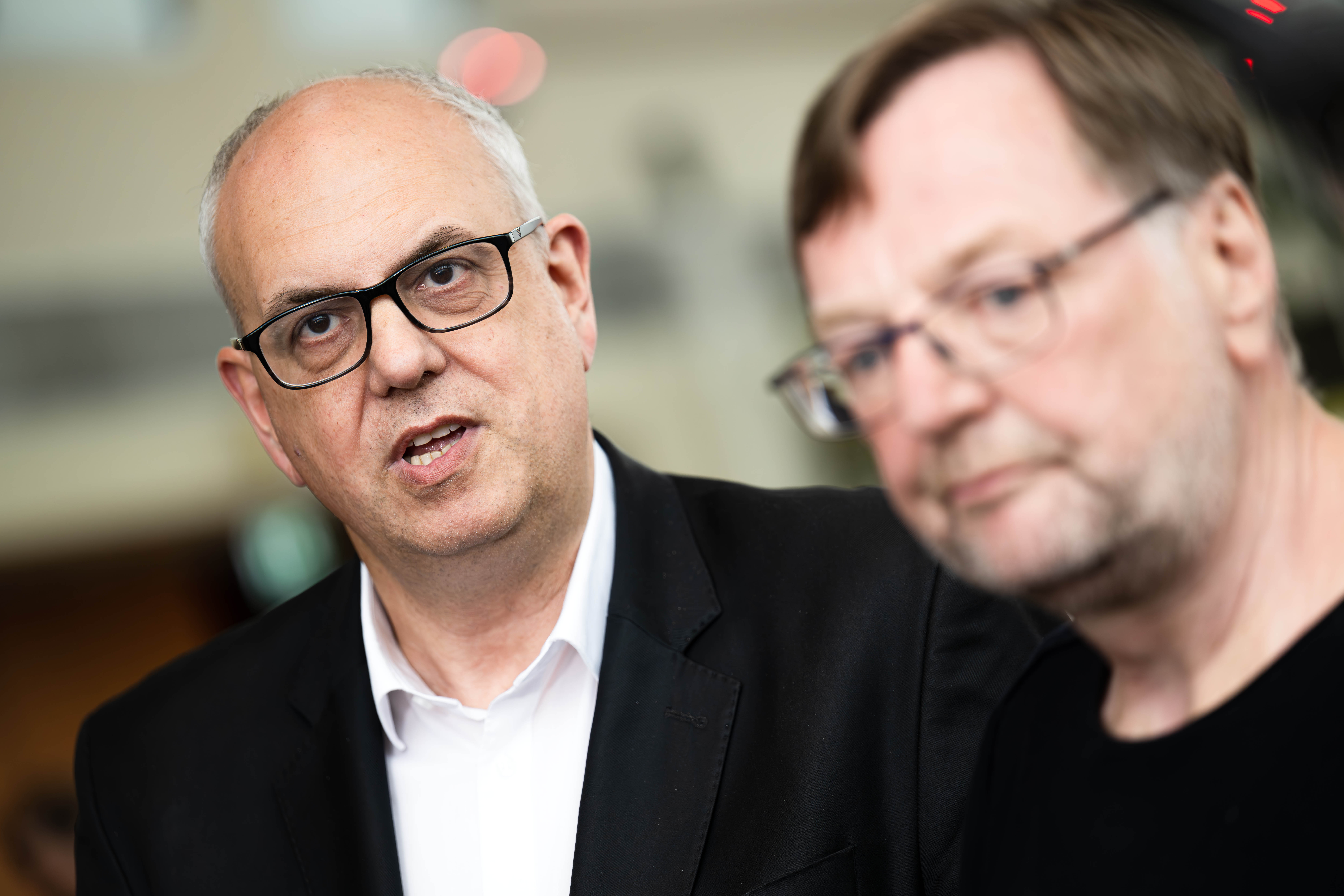 Wollen Rot-Grün-Rot fortsetzen: Bürgermeister Andreas Bovenschulte und der Landesvorsitzende Reinhold Wetjen teilen die Entscheidung des Vorstands der Bremer SPD mit.