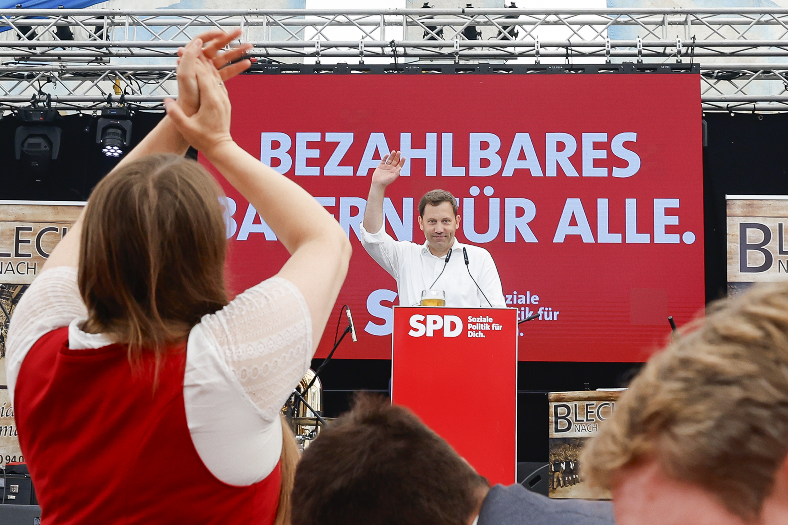 Eine Premiere: Der SPD-Vorsitzende Lars Klingbeil spricht zum ersten Mal beim politischen Frühschoppen auf dem Gillamoos in Bayern.