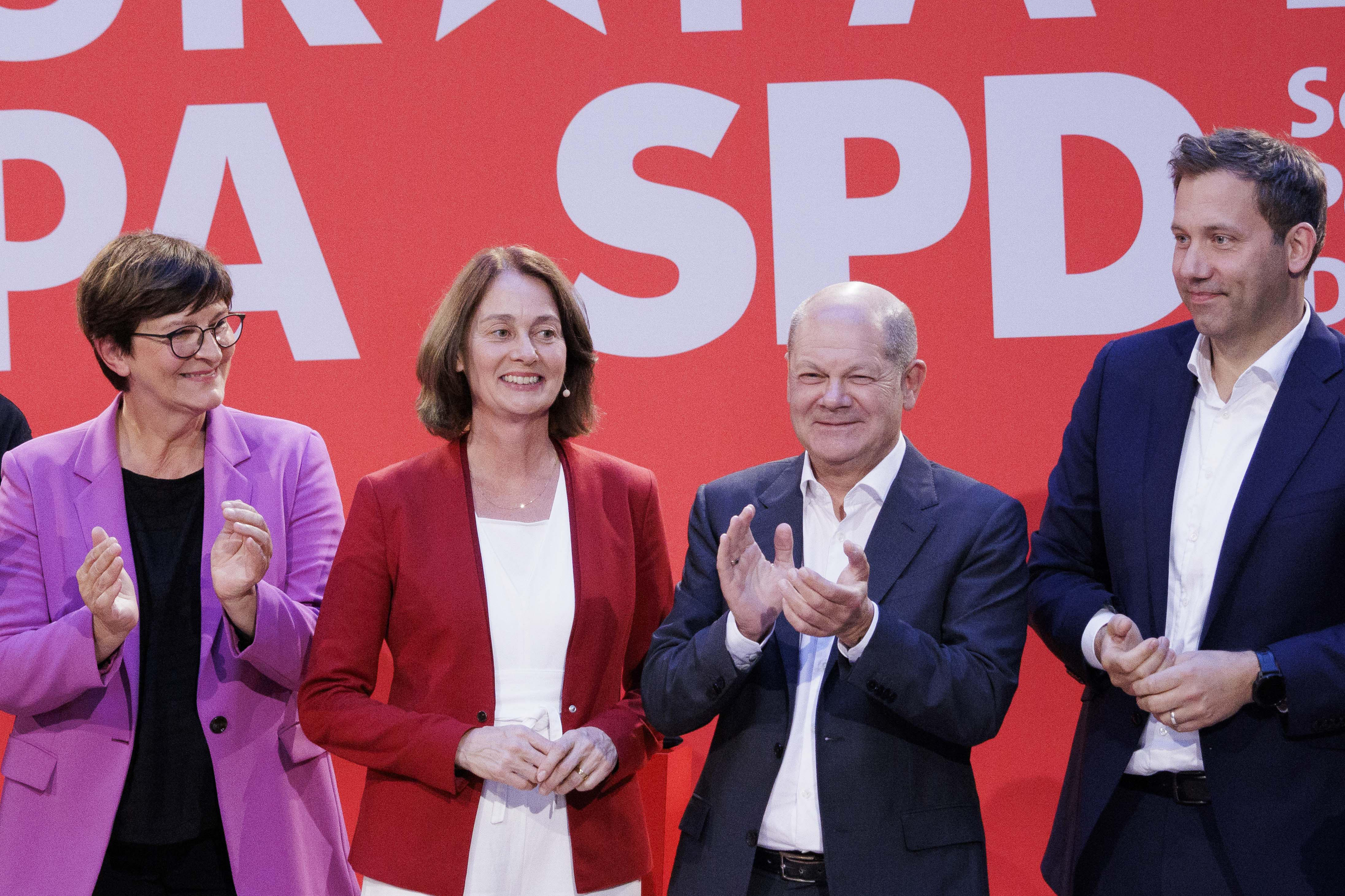 Bereit für die Europawahl: SPD-Spitzenkandidatin Katarina Barley mit den Parteivorsitzenden Lars Klingbeil und Saskia Esken sowie Bundeskanzler Olaf Scholz.