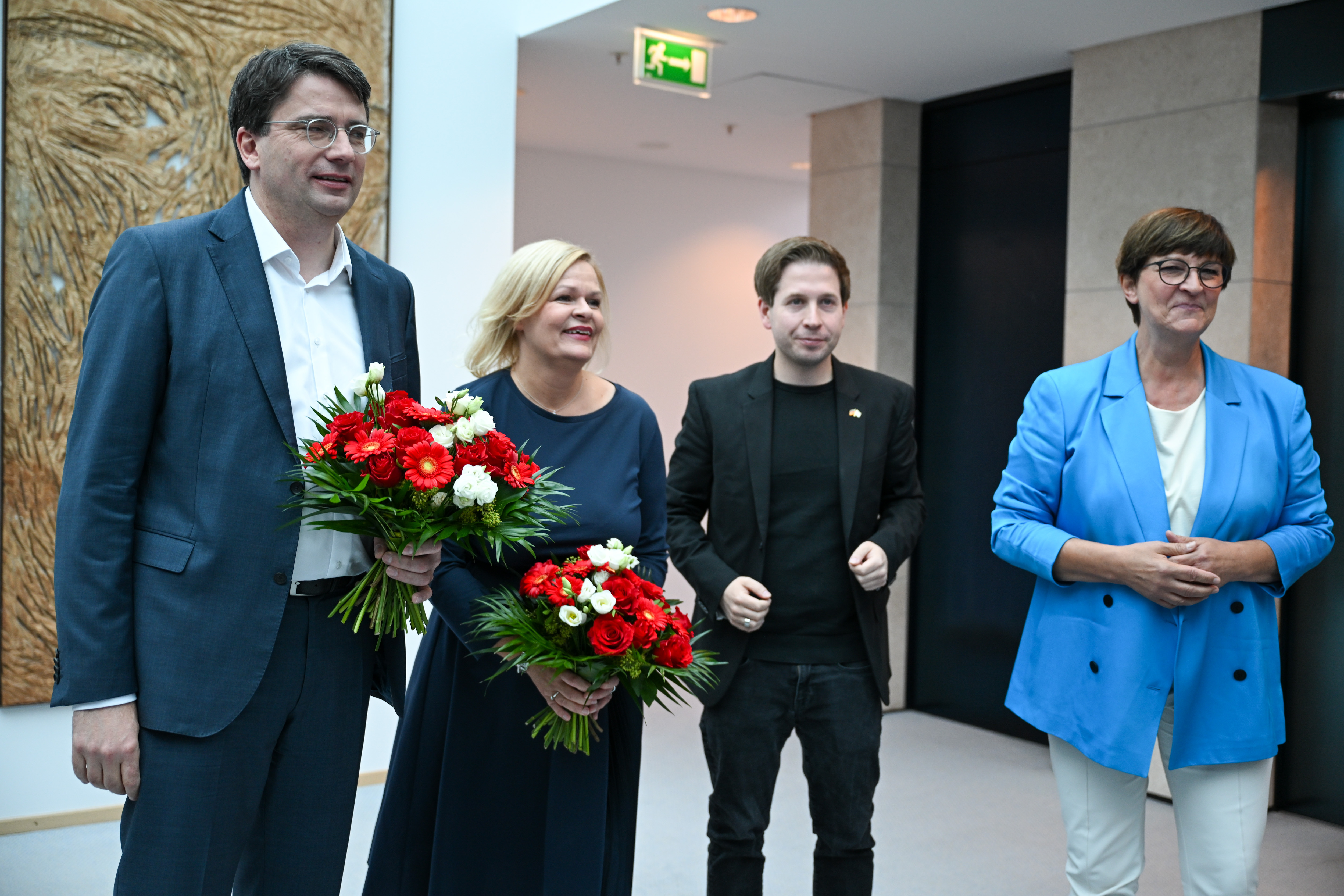 Am Tag nach den Landtagswahlen (v.l.): Florian von Brunn und Nancy Faeser erhalten von SPD-Generalsekretär Kevin Kühnert und der Vorsitzenden Saskia Esken Blumensträuße.
