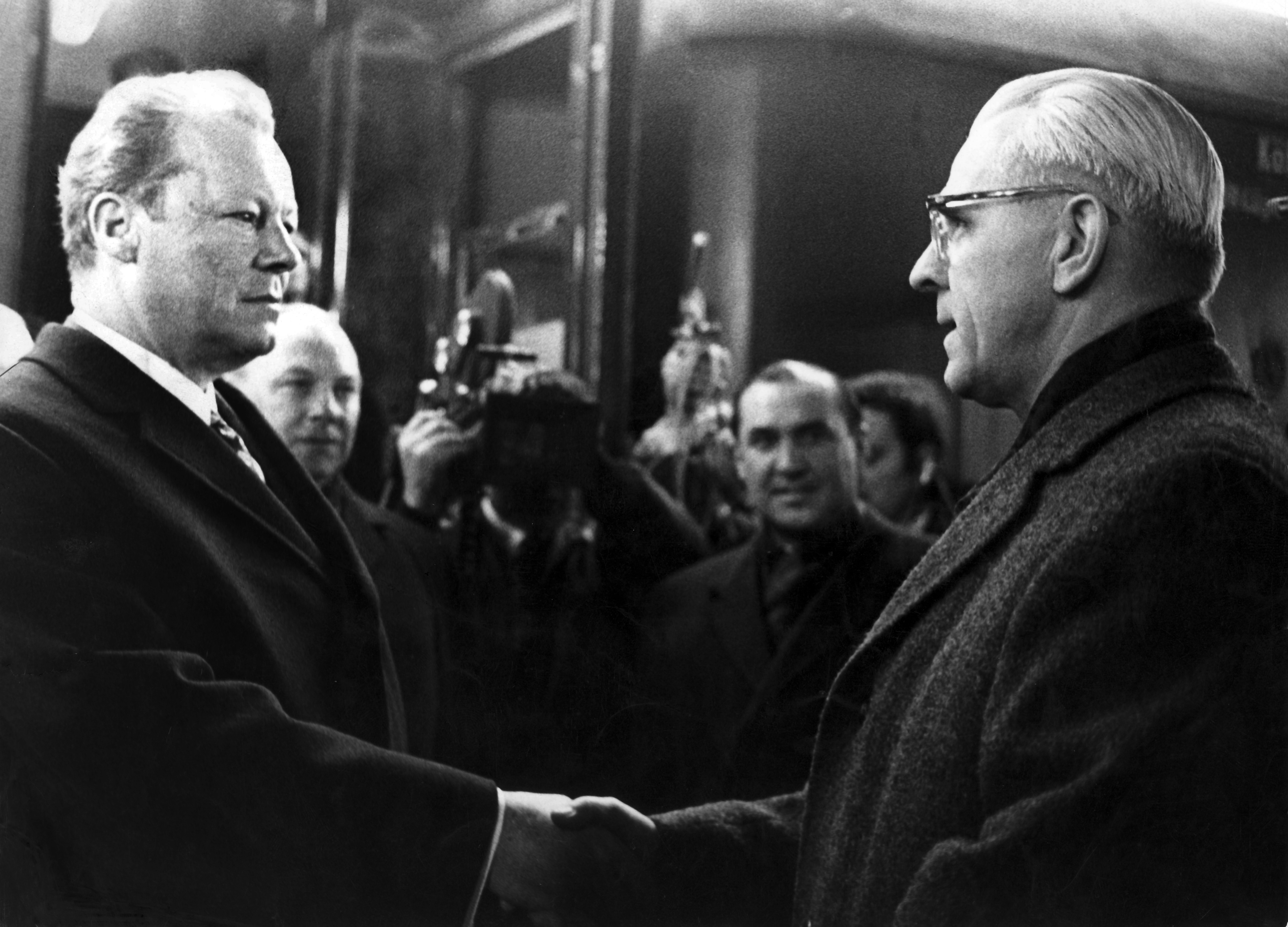 Willy trifft Willi: Am 19. März 1970 kommen Willy Brandt (l.) und Willi Stoph zum ersten deutsch-deutschen Regierungsgipfel in Erfut zusammen.