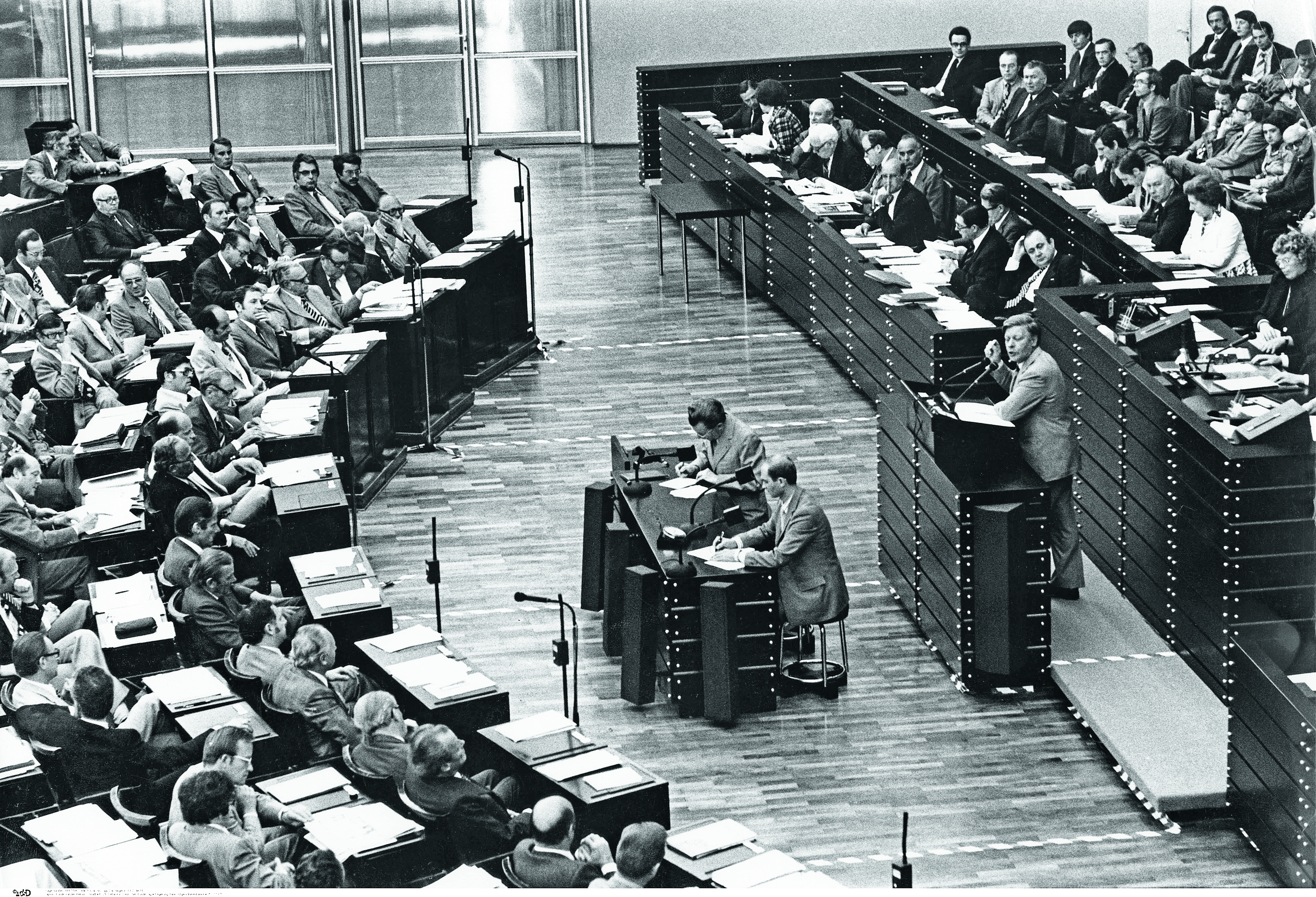 Deutscher Bundestag 1975: Das Parlament beschließt ein neues Scheidungsrecht