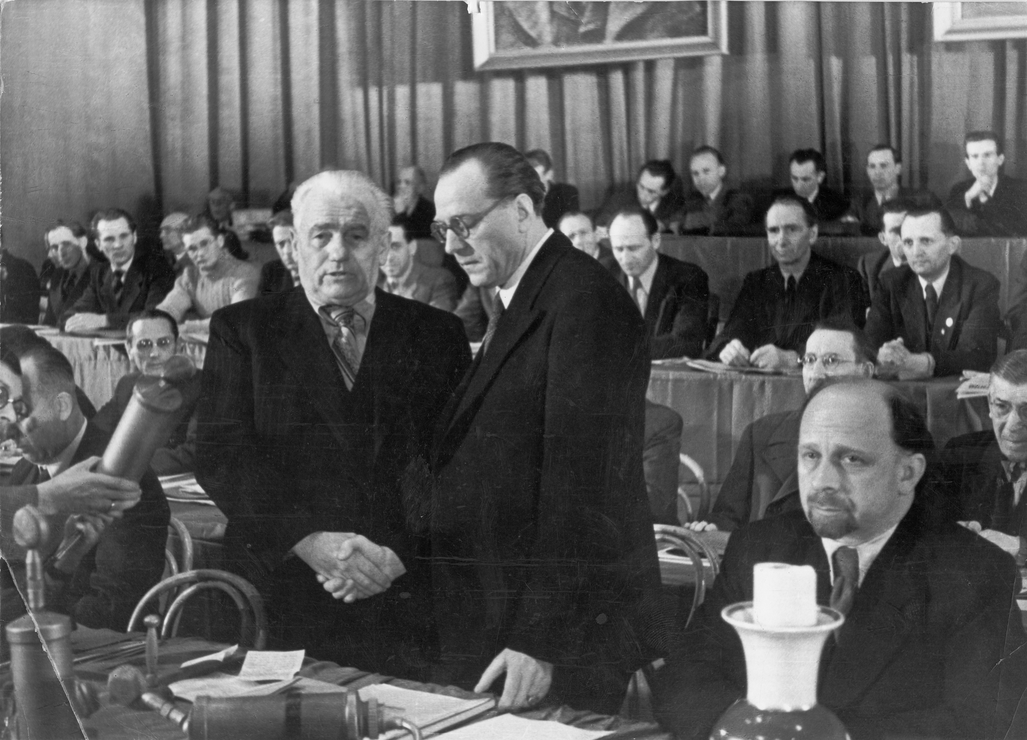 Symbolischer Handschlag: Wilhelm Pieck (l.) und Otto Grotewohl auf dem Vereinigungsparteitag von KPD und SPD am 22. April 1946 im Berliner Admiralspalast