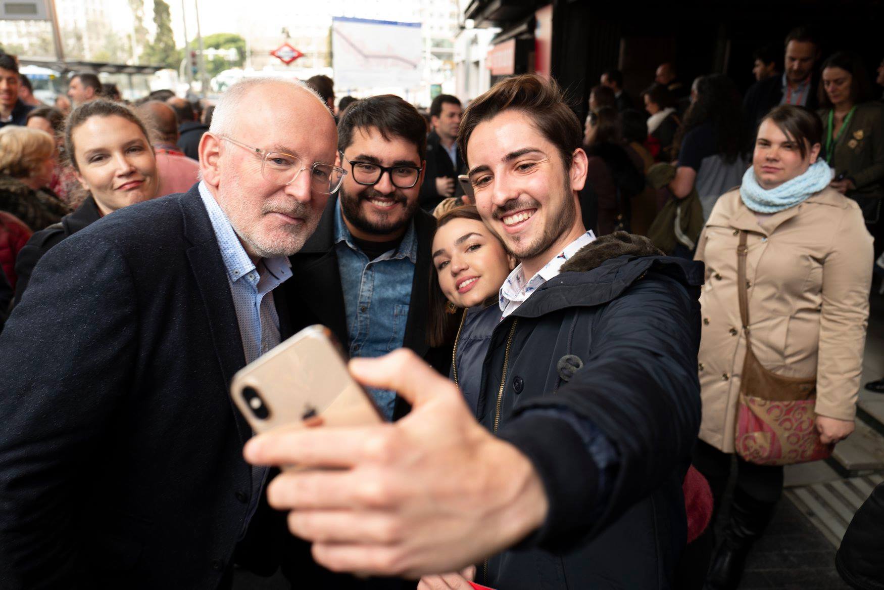 Posieren für den Post: Selfies für die sozialen Medien sind ein wichtiger Bestandteil des Europawahlkampfs von SPE-Spitzenkandidat Frans Timmermans.