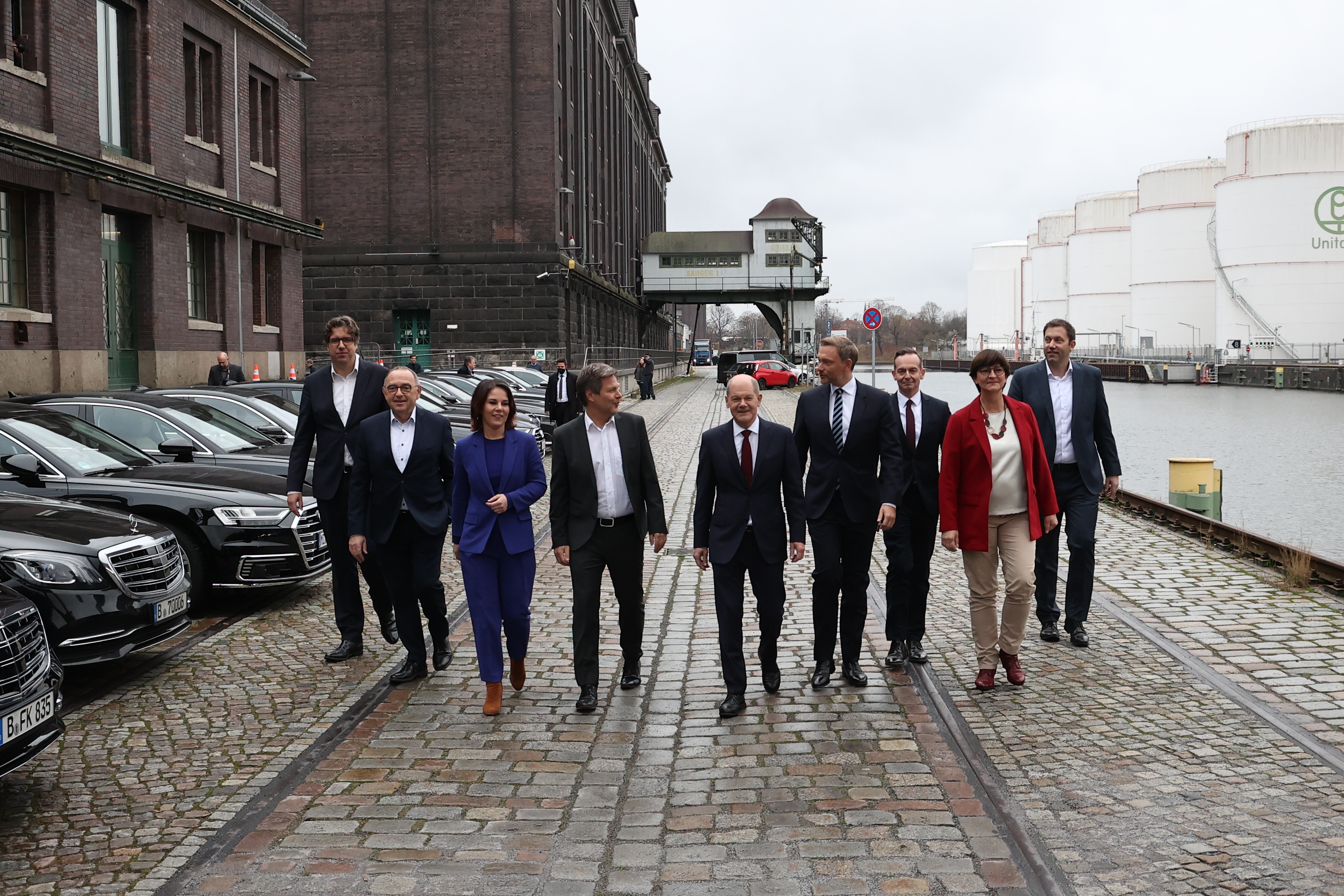 Die Spitzen von SPD, Grünen und FDP sowie Kanzlerkandidat Olaf Scholz bei der Vorstellung des Ampel-Koalitionsvertrages auf dem Berliner Westhafen-Gelände.