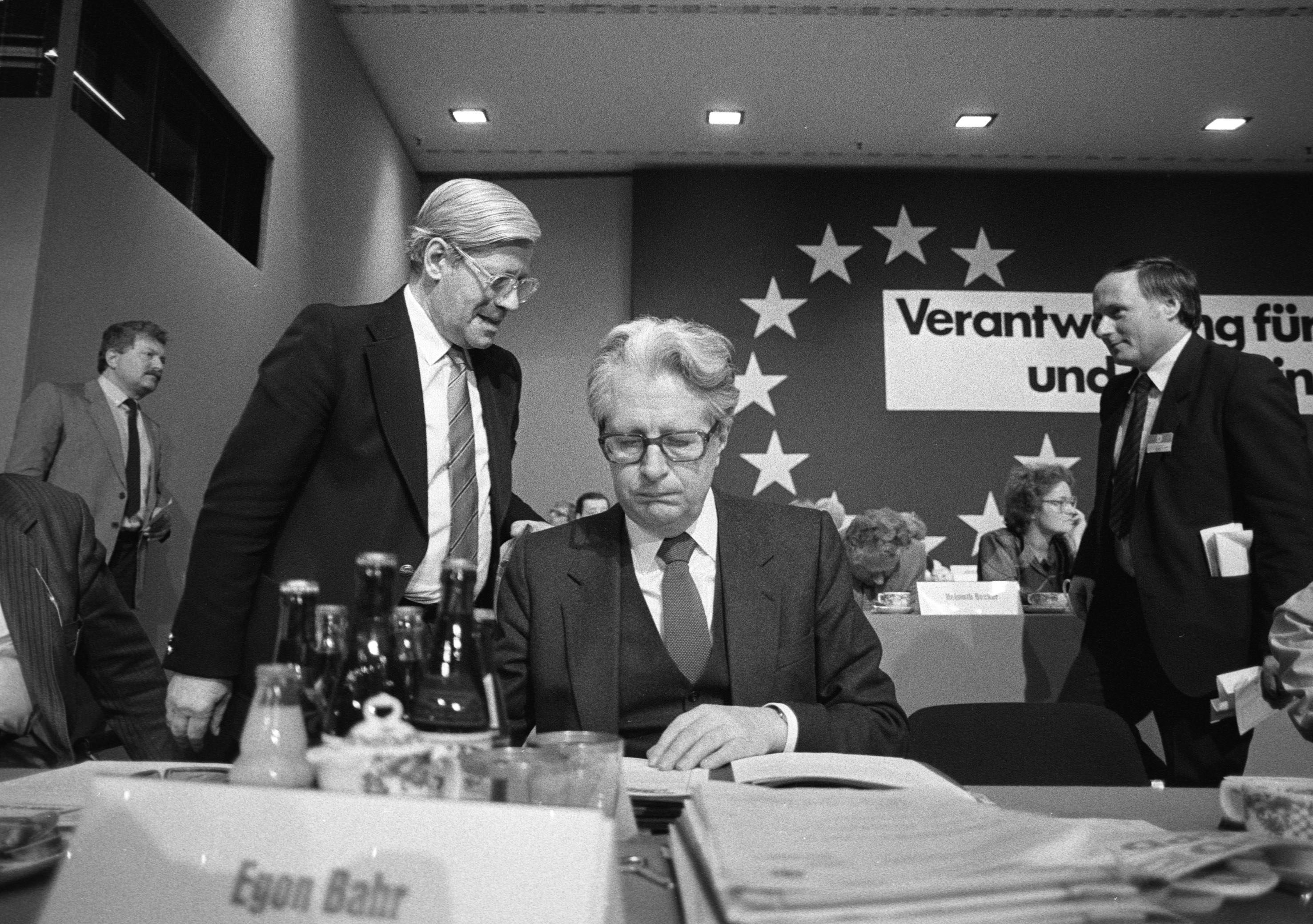 Helmut Schmidt und Hans-Jochen Vogel auf dem SPD-Parteitag 1983 in Köln