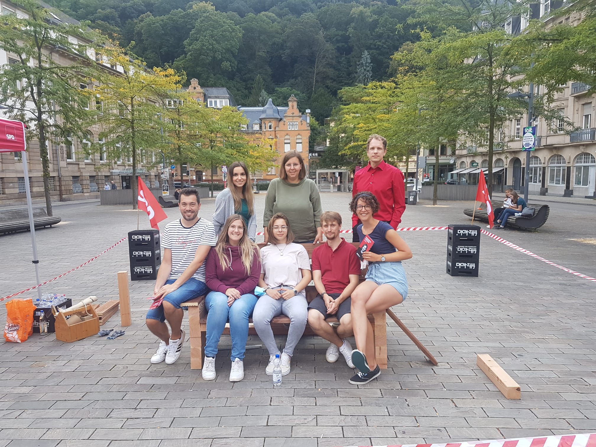 Schreinern mit Krämer: Die SPD-Bundestagskandidatin (hintere Reihe, Mitte) hat mit Heidelberger Jusos zusammen eine Bank gebaut.