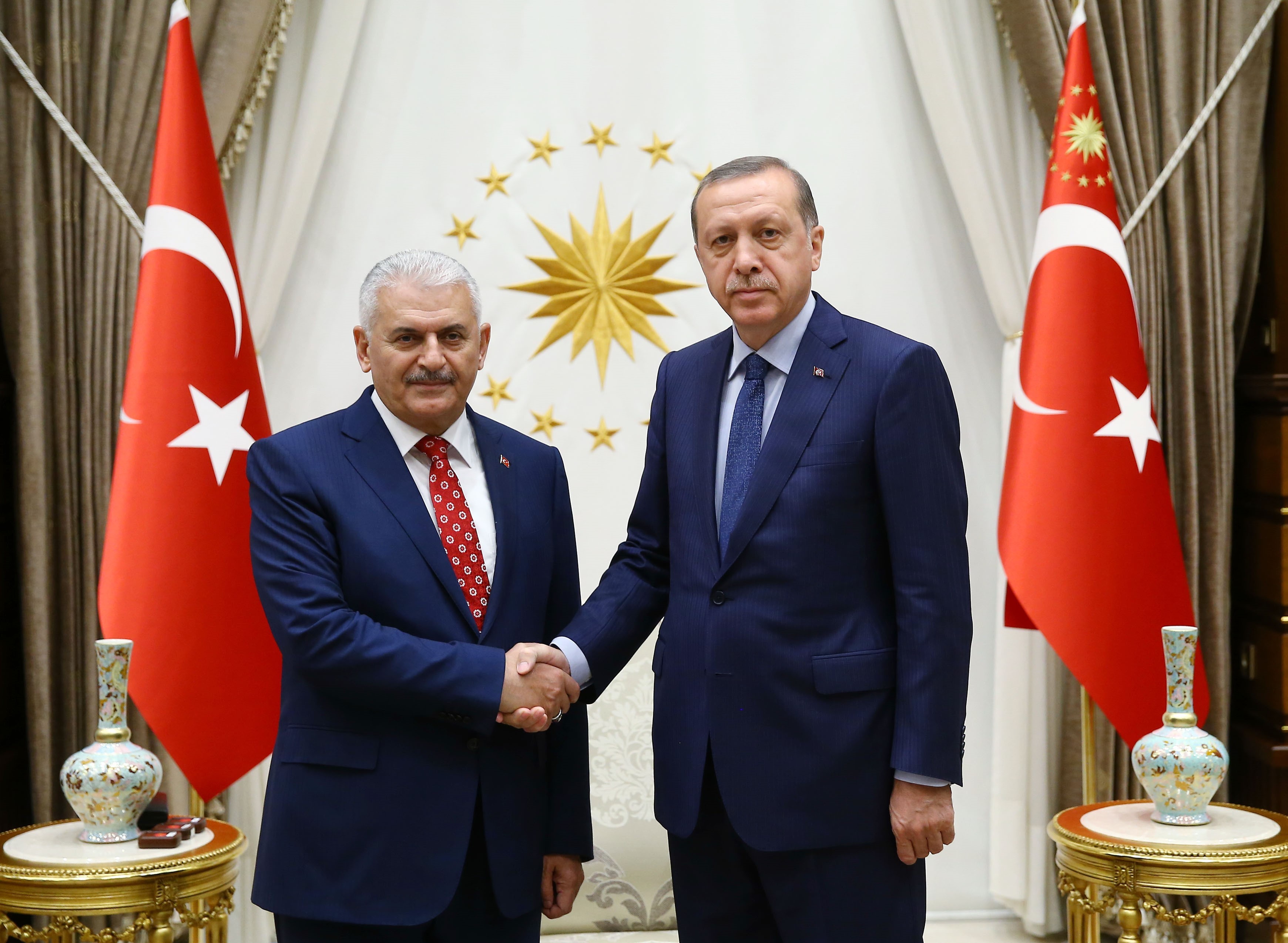 Auf dem Weg zur Alleinherrschaft: Präsident Erdoğan (re.) mit seinem neuen Premierminister Binali Yildirim (li.)