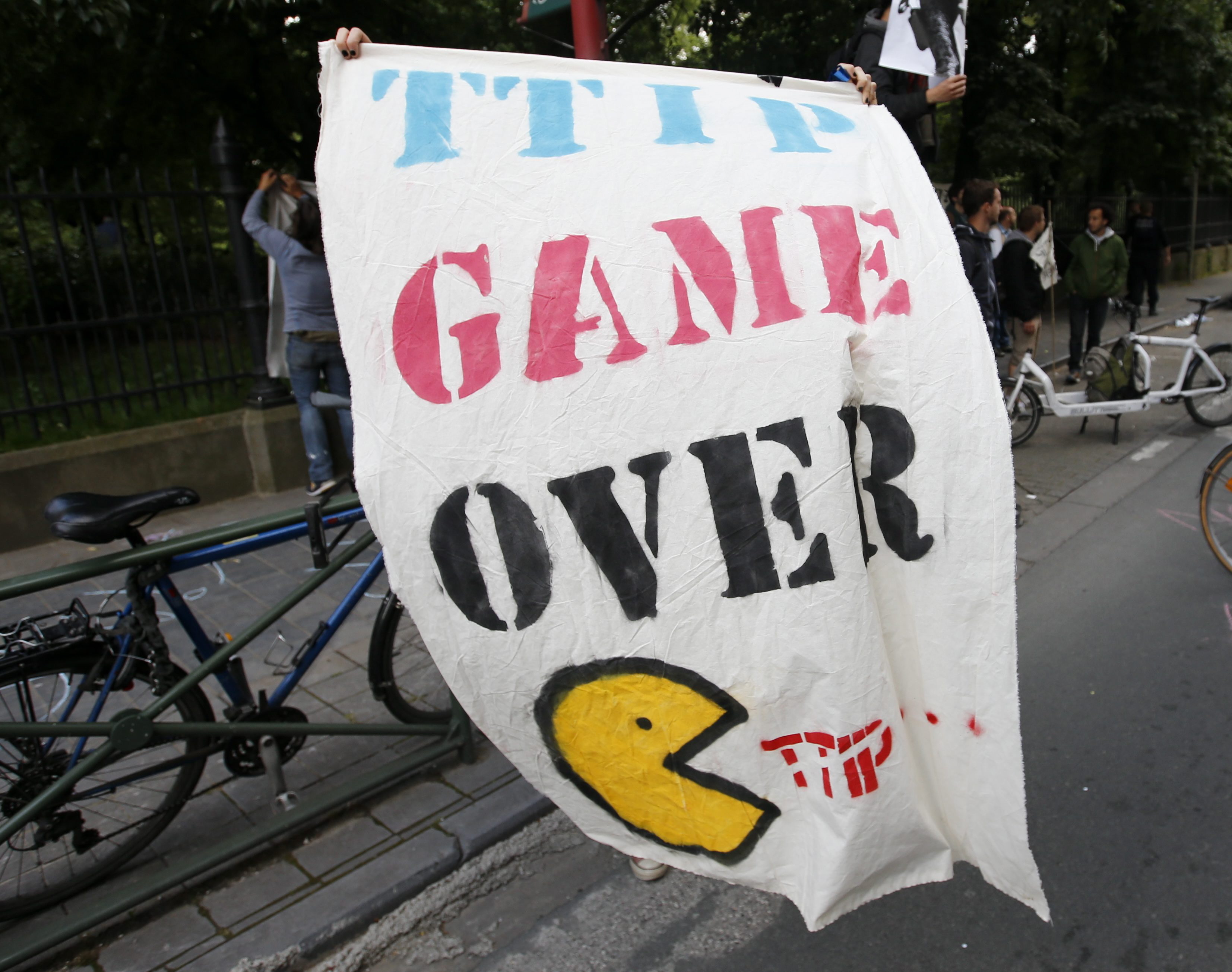 Ist das Spiel um TTIP aus? Wie Aktivisten in Brüssel, die während der 14. Verhandlungsrunde gegen das Freihandelsbakommen protestieren, halten inzwischen auch führende Sozialdemokraten die Verhandlungen für gescheitert. 