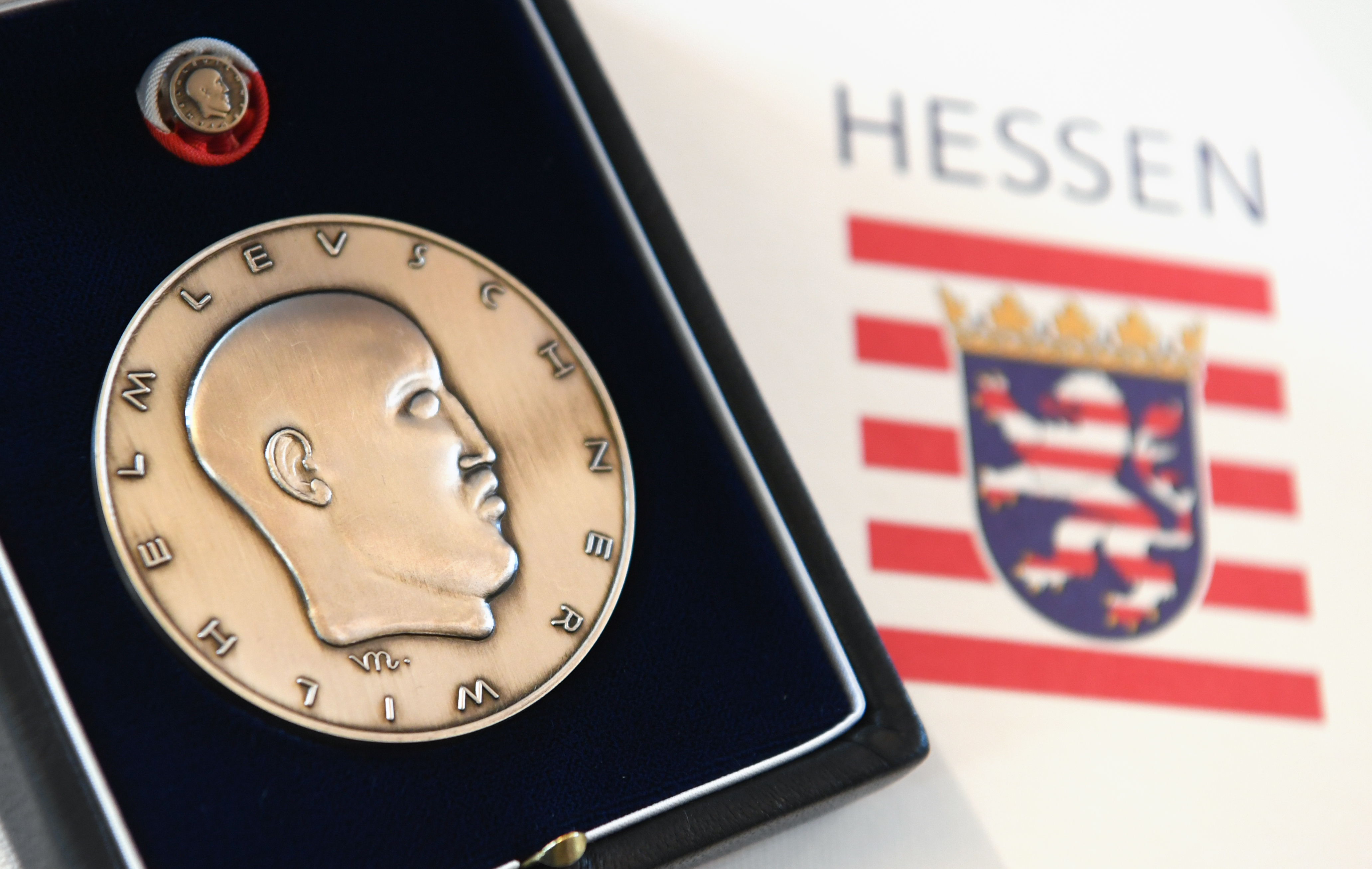 Die Wilhem-Leuschner-Medaille soll in diesem Jahr an Roland Koch gehen. Eine Petition will das verhindern.