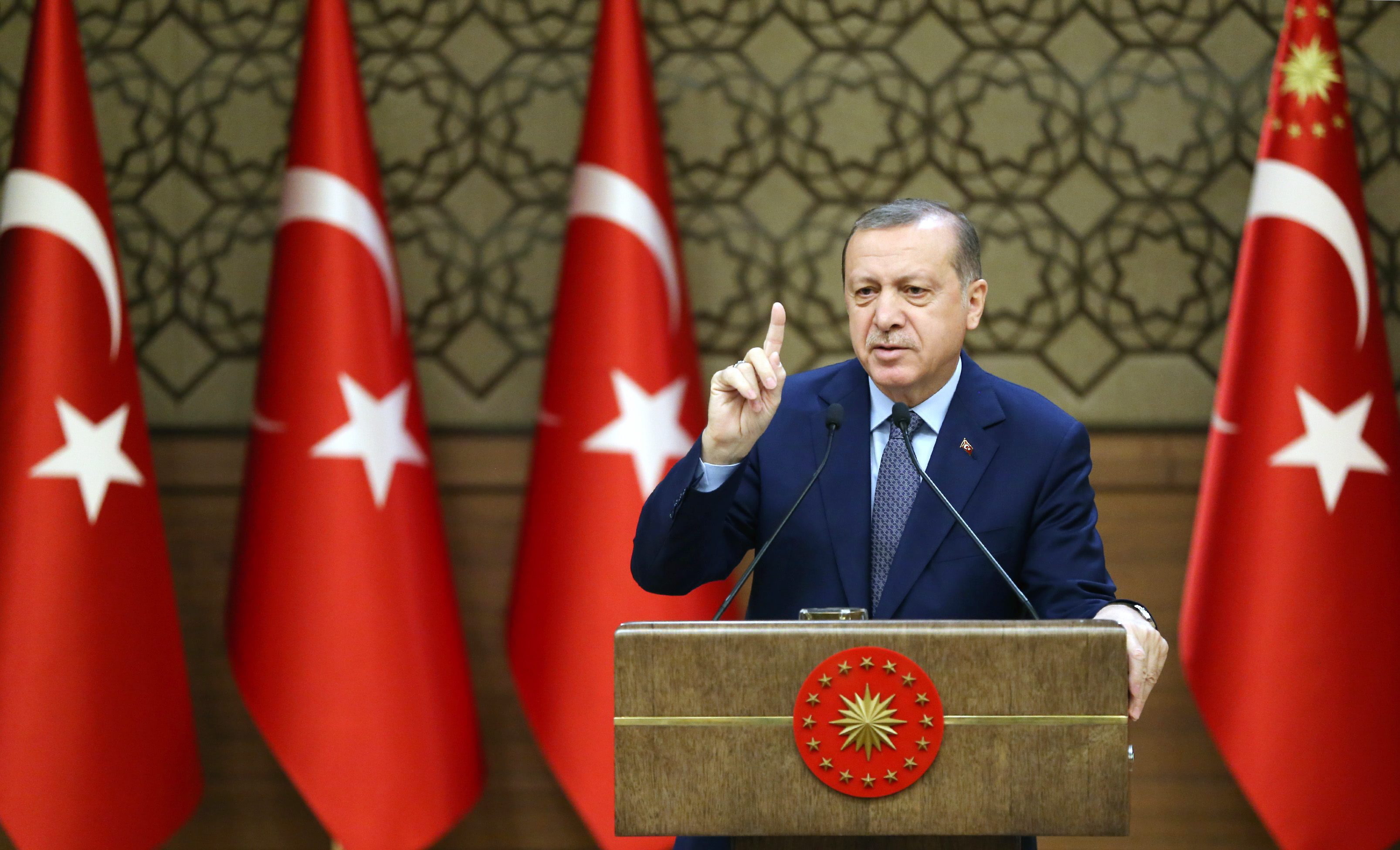 PPräsident Recep Tayyip Erdogan: Er schaltet die Opposition aus - Schritt für Schritt.