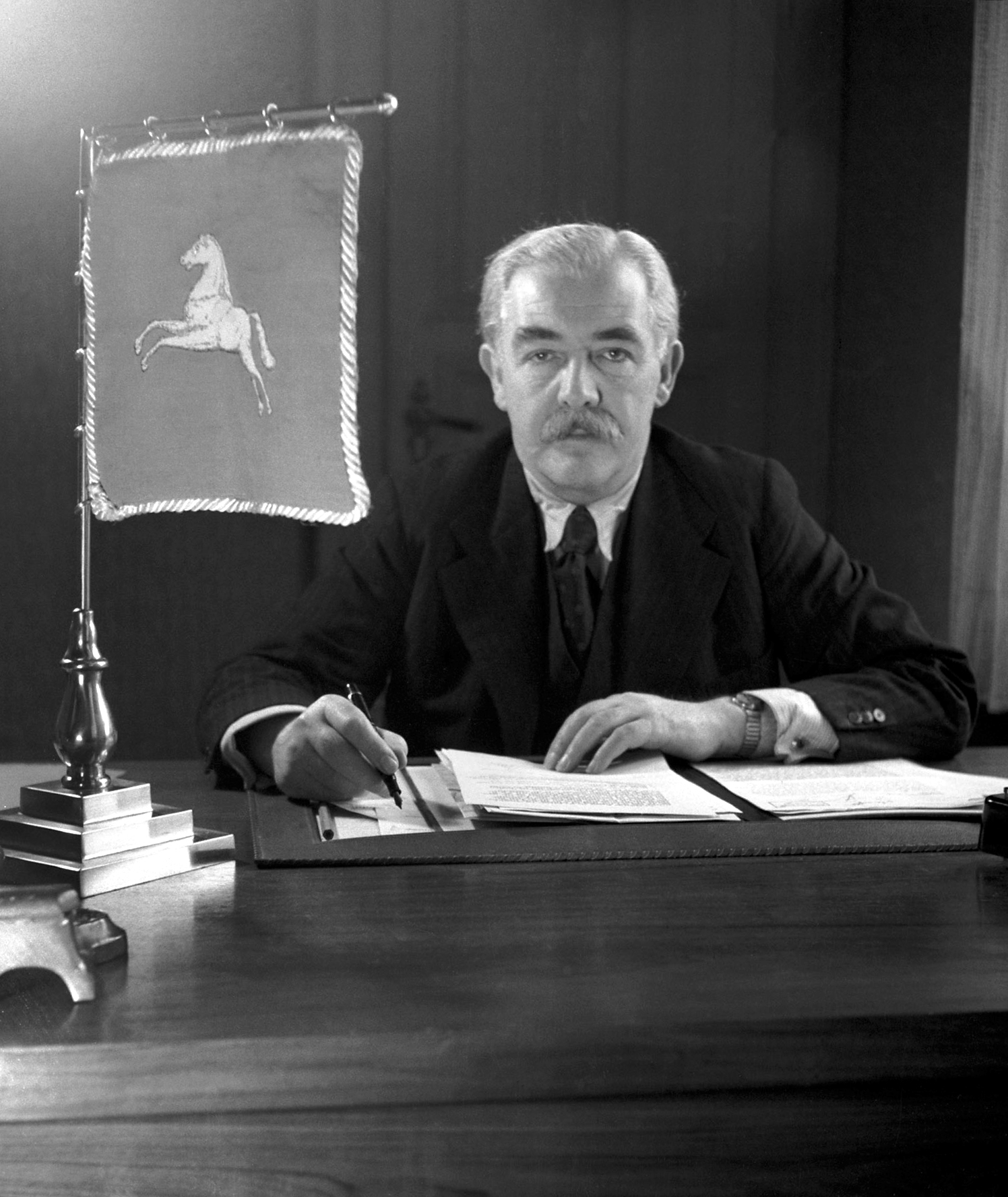 Erster Landesvater: Der Sozialdemokrat Hinrich Wilhelm Kopf war erster Ministerpräsident des neu geschaffenen Bundeslandes Niedersachsen.