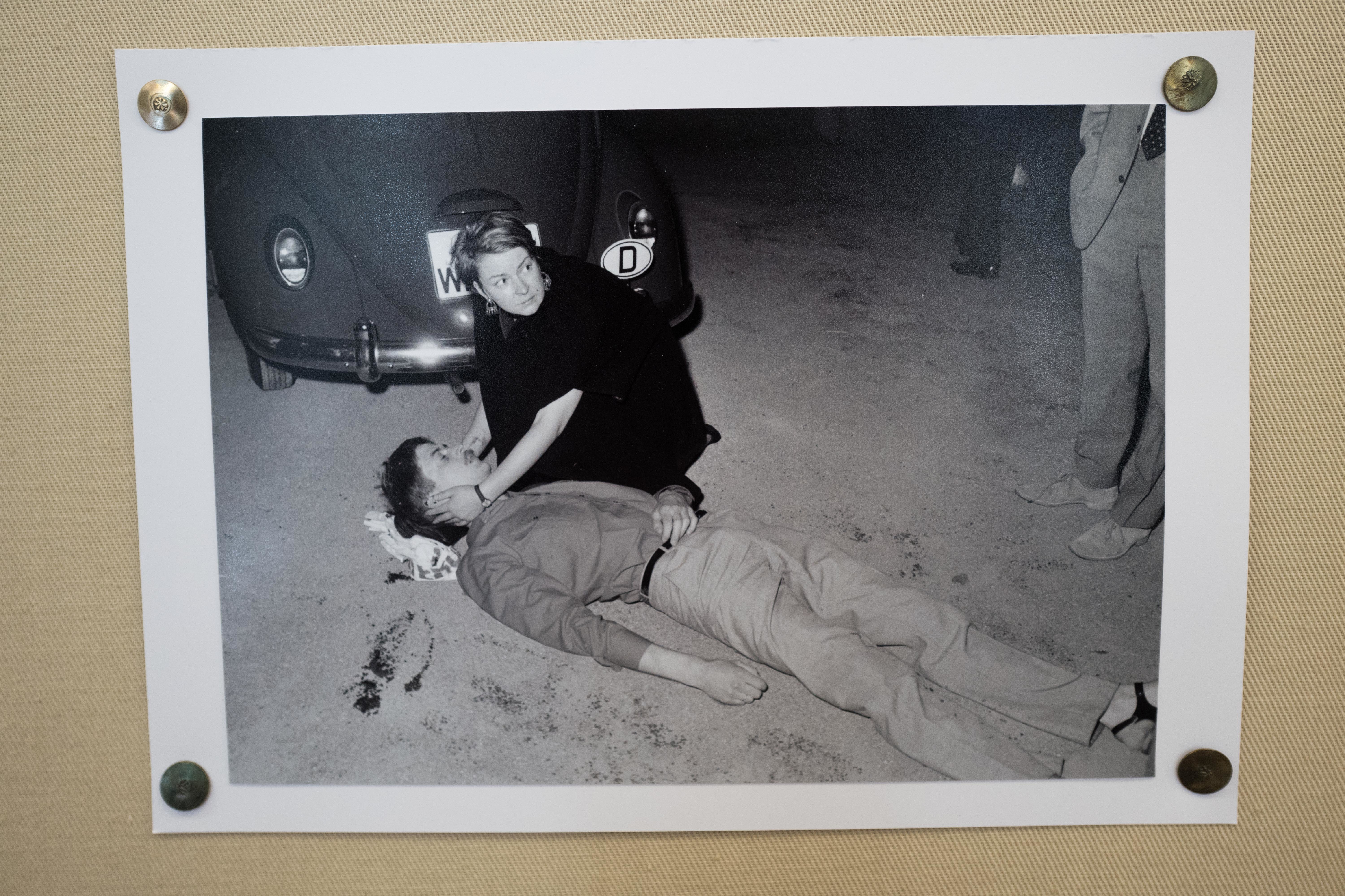 2. Juni 1967: Während einer Demonstration in Berlin wird der Student Benno Ohensorg von einer Polizeikugel tödlich verletzt.erdende Vater Benno Ohnesorg während einer Demonstration durch eine Polizeikugel.
