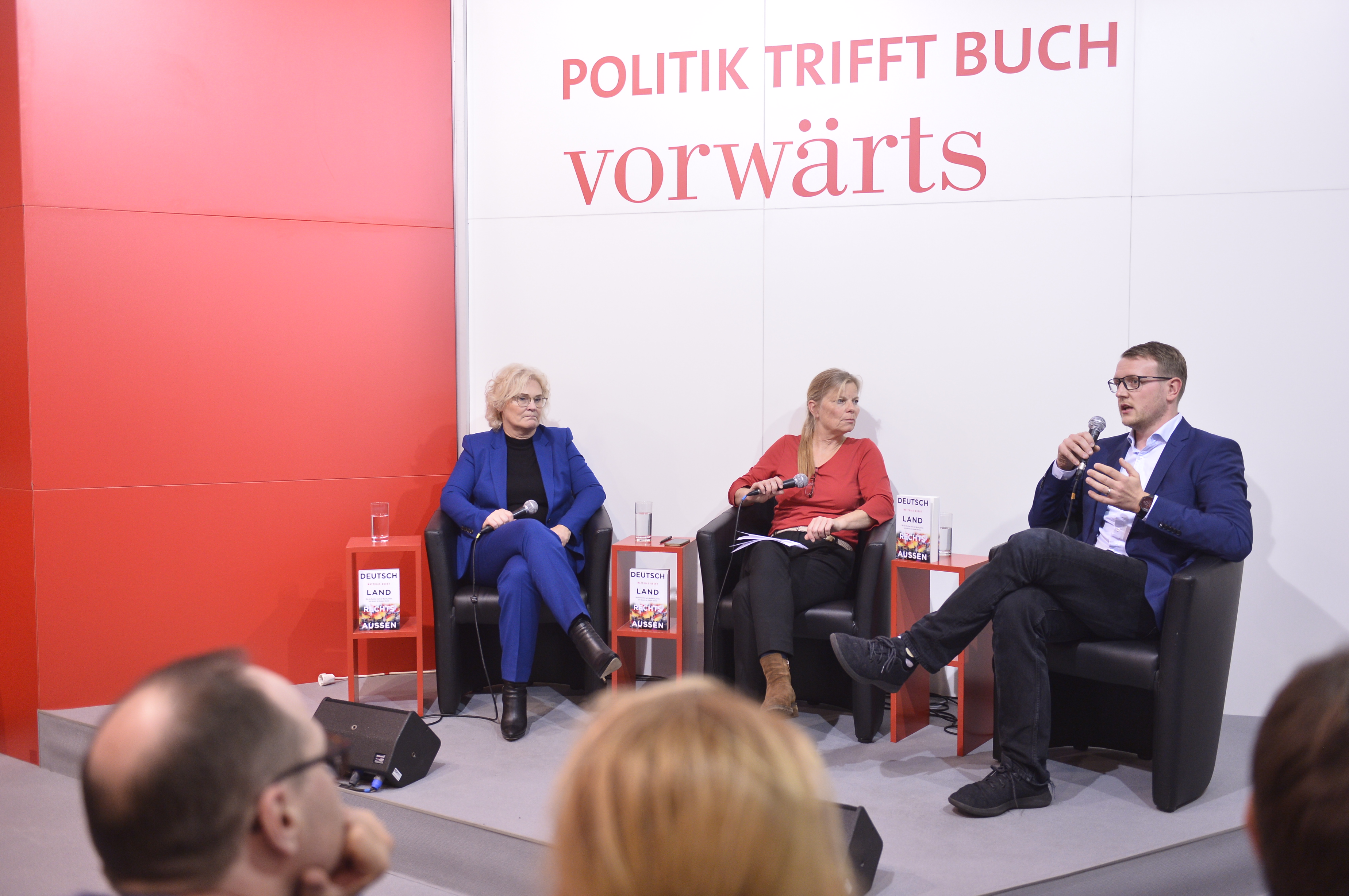 „Es ist verharmlosend, die AfD als rechtspopulistisch zu bezeichnen.“ Christine Lambrecht und Matthias Quent am vorwärts-Stand auf der Frankfurter Buchmesse