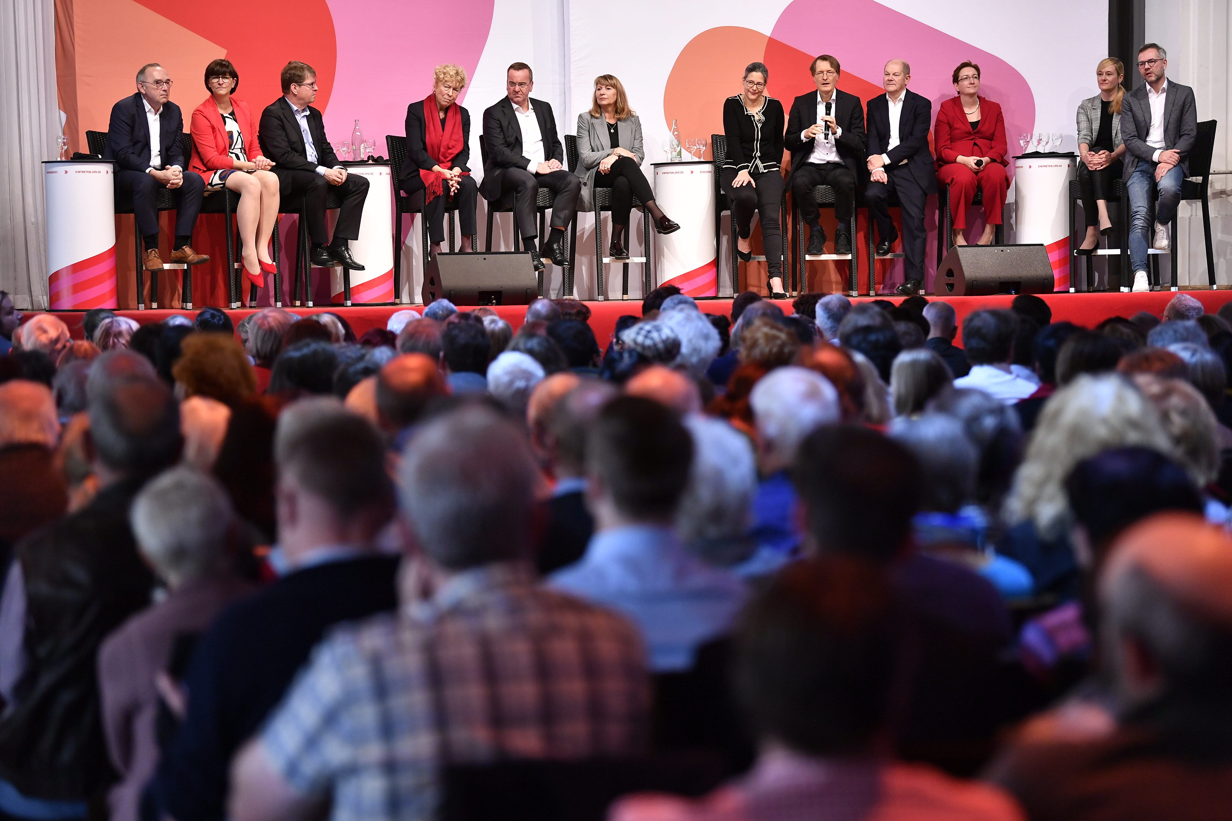 Viel vor in den ersten 100 Tagen: Beim letzten Termin der #unsereSPD-Tour stellten die Kandidaten-Teams ihre ersten Vorhaben als SPD-Vorsitzende vor.