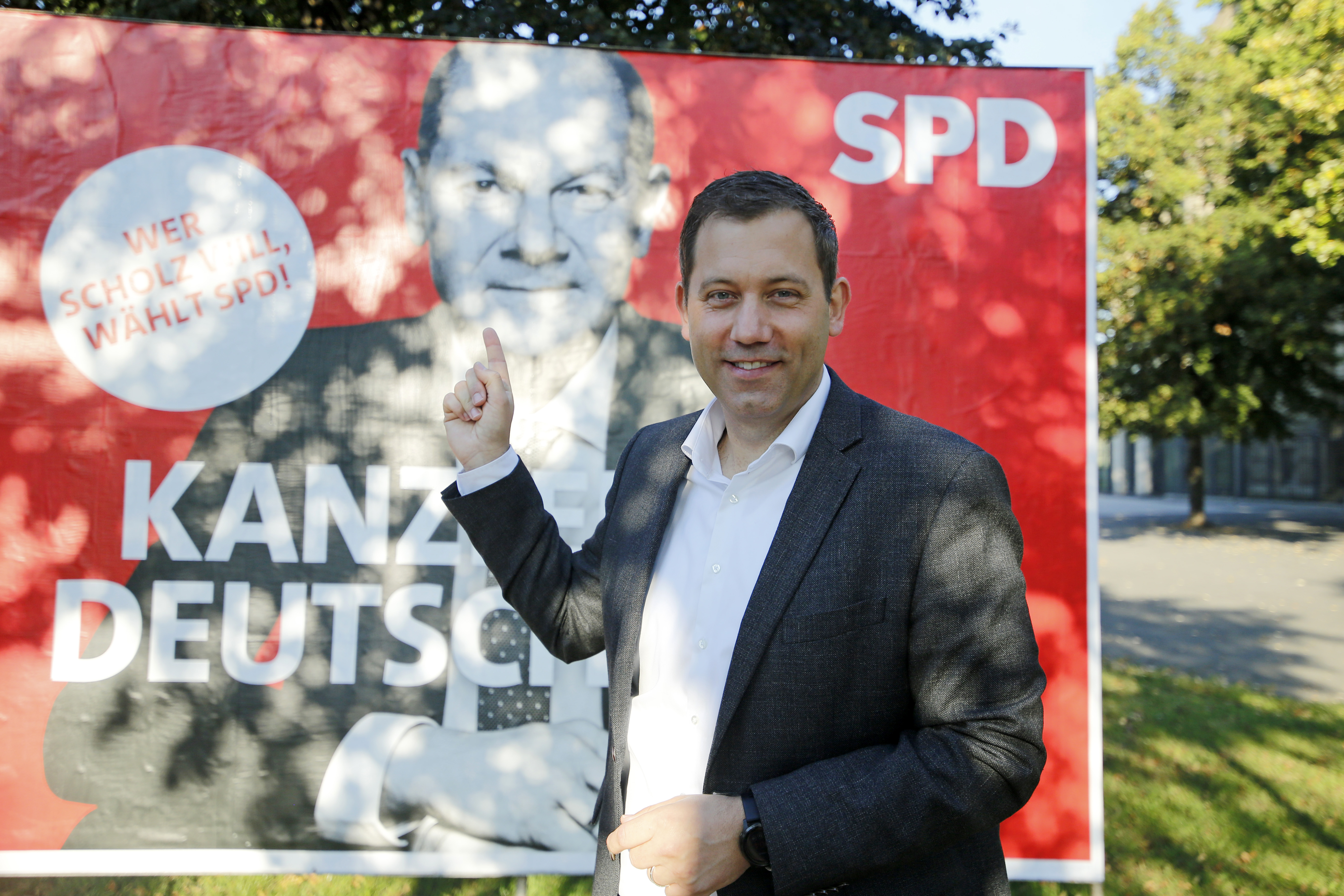Generalsekretär Lars Klingbeil präsentiert das finale SPD-Wahlplakat.
