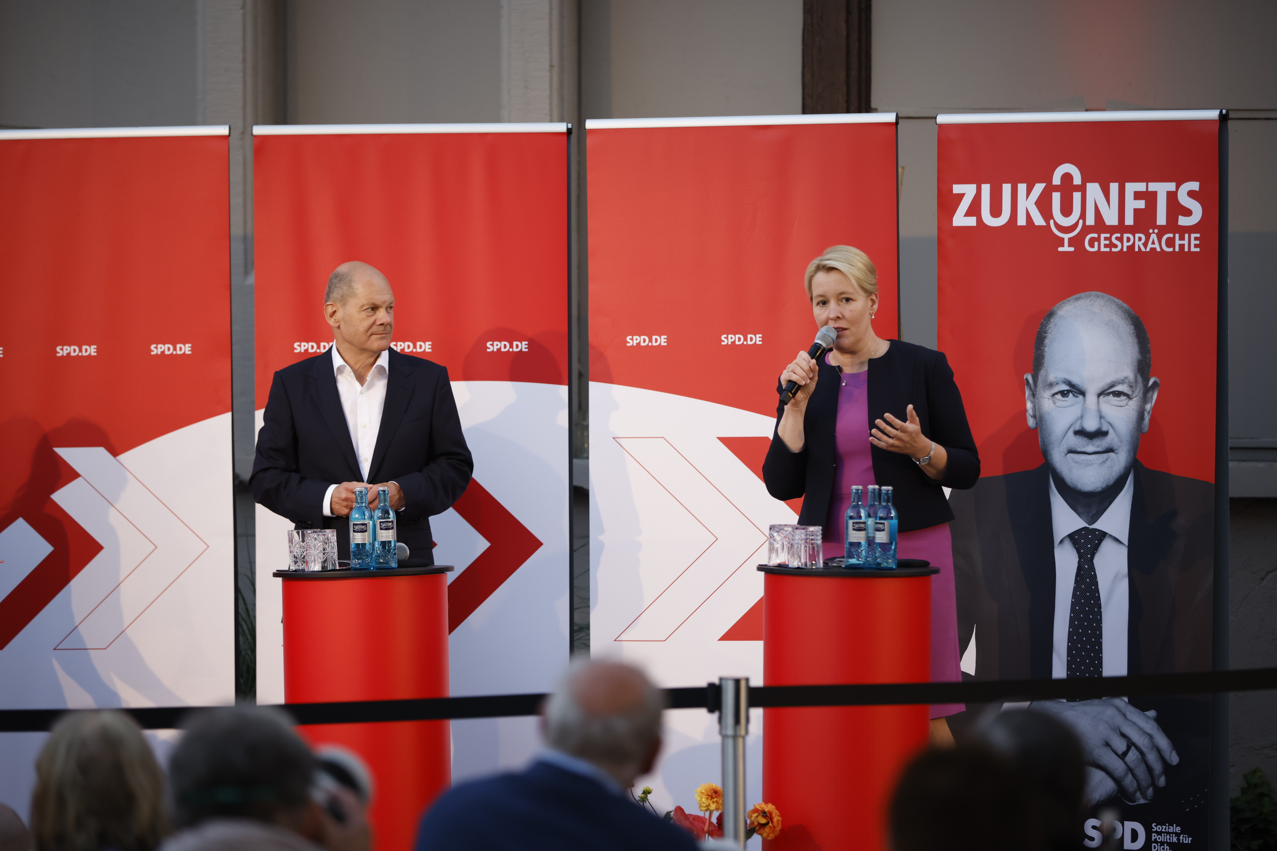 Lauer Sommerabend im Biergarten: Olaf Scholz und Franziska Giffey stellten sich den Fragen der Menscnen in Berlin-Treptow.