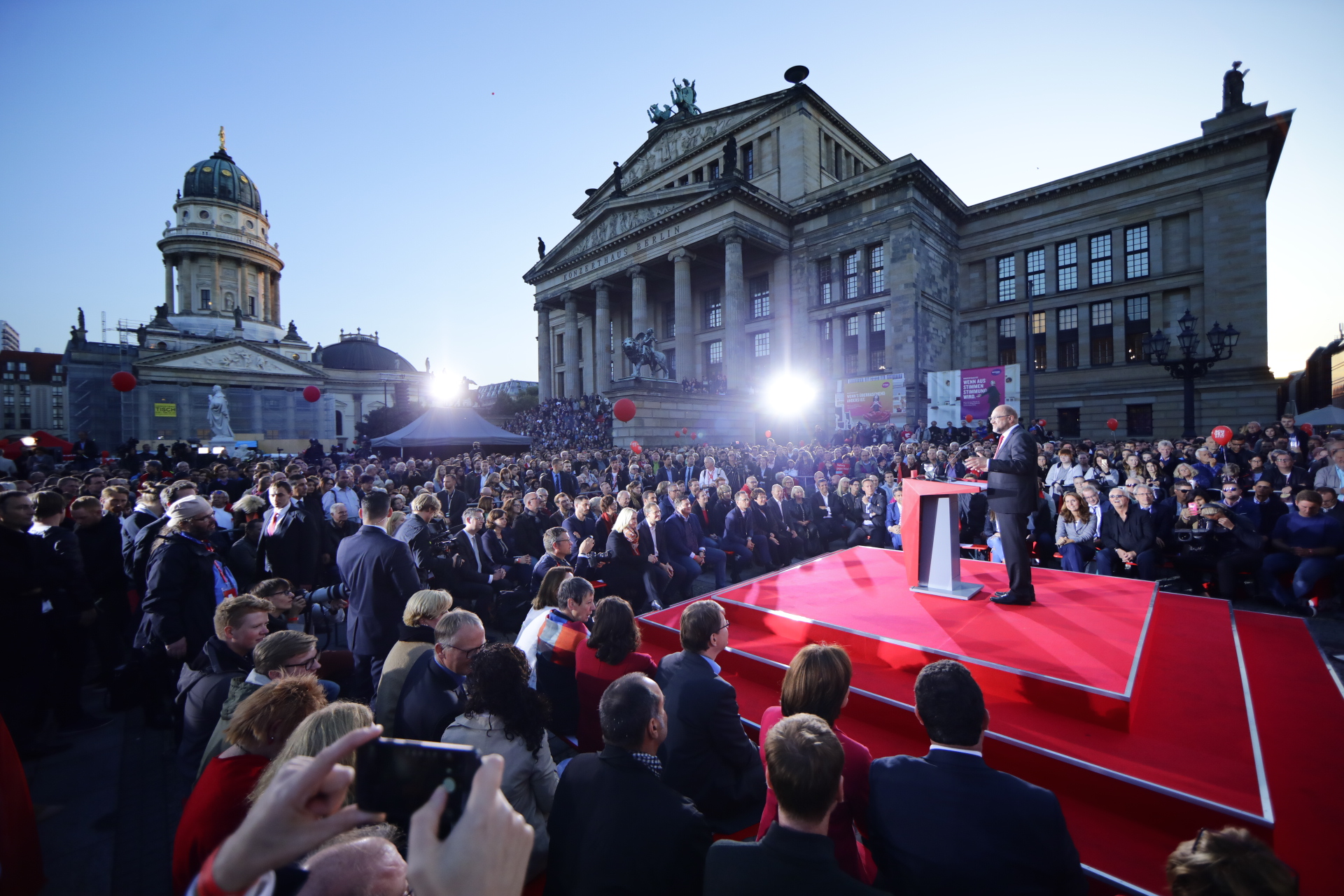 „Euch stellen wir uns in den Weg.“ Martin Schulz mit einer Kampfansage an die AfD bei der Abschlusskundgebung der SPD auf dem Berliner Gendarmenmarkt