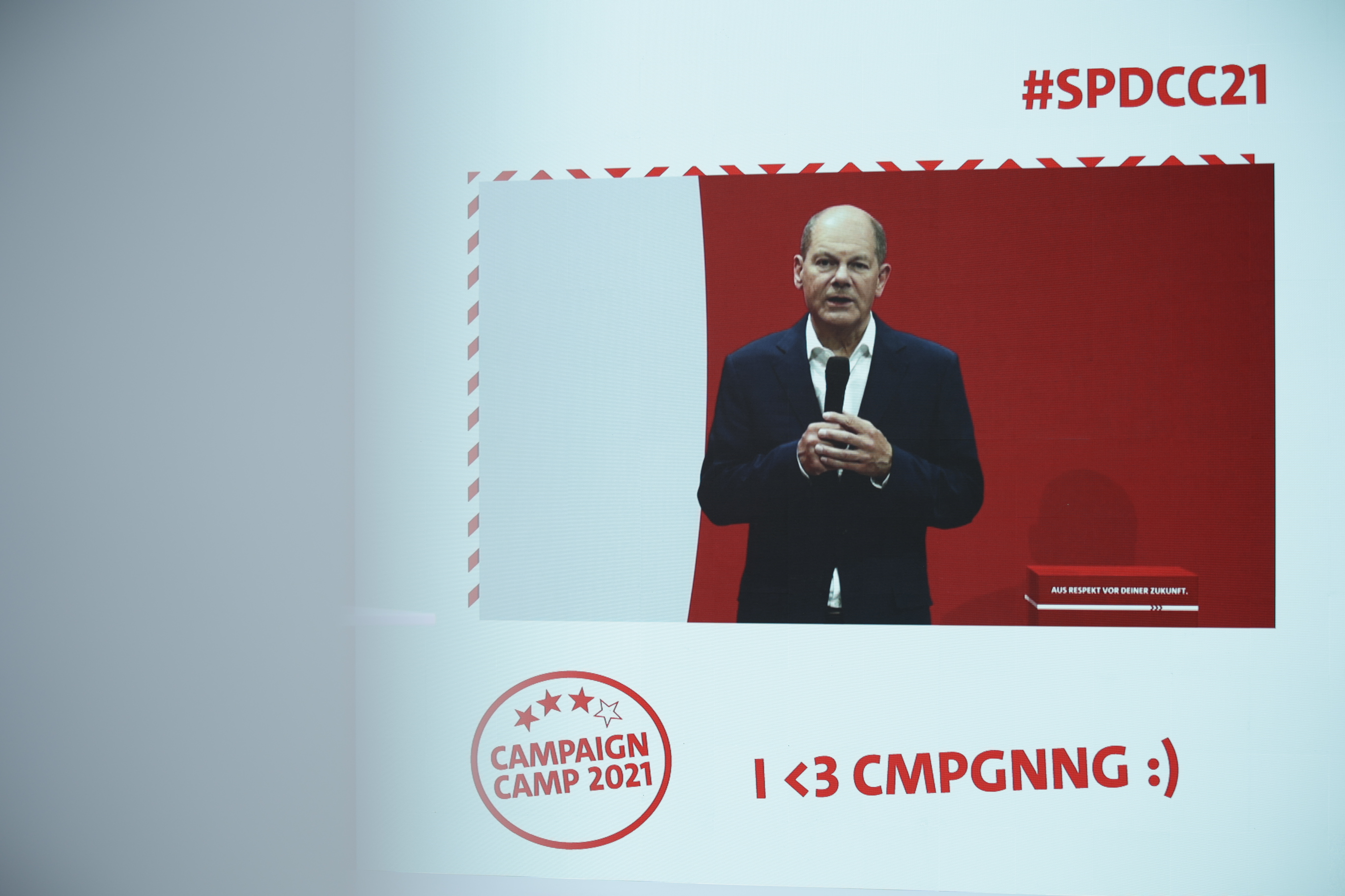 Kanzlerkandidat Olaf Scholz zeigt sich beim Campaign Camp der SPD siegessicher.