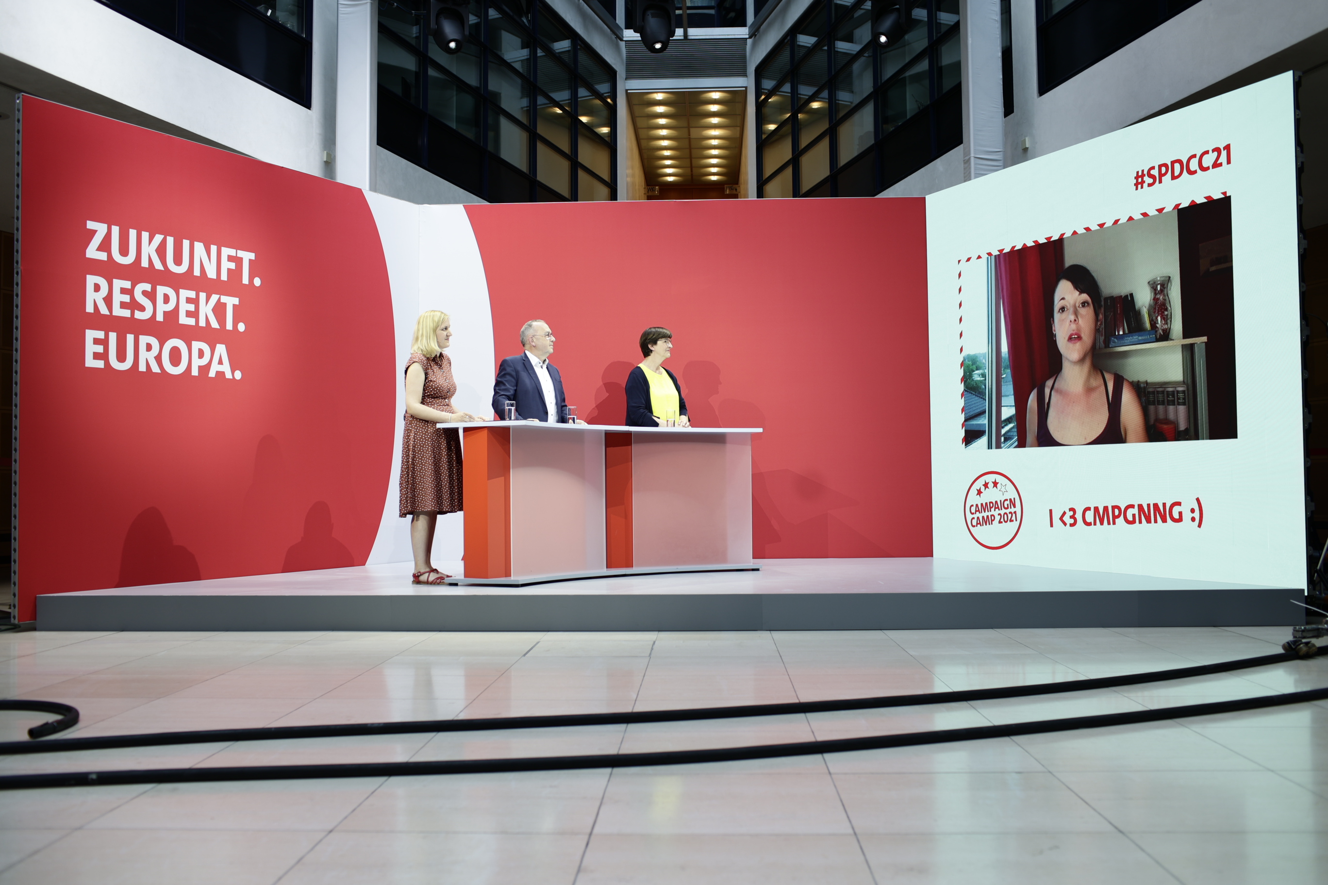 SPD-Kandidatin Katharina Zacharias ist aus Sachsen-Anhalt zum Gespräch mit den Parteivorsitzenden Norbert Walter-Borjans und Saskia Esken zugeschaltet.