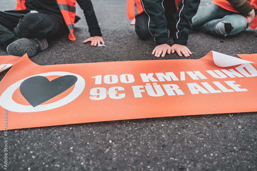 Straßenblockade der „Letzten Generation“ für ein Tempolimit und das 9-Euro-Ticket