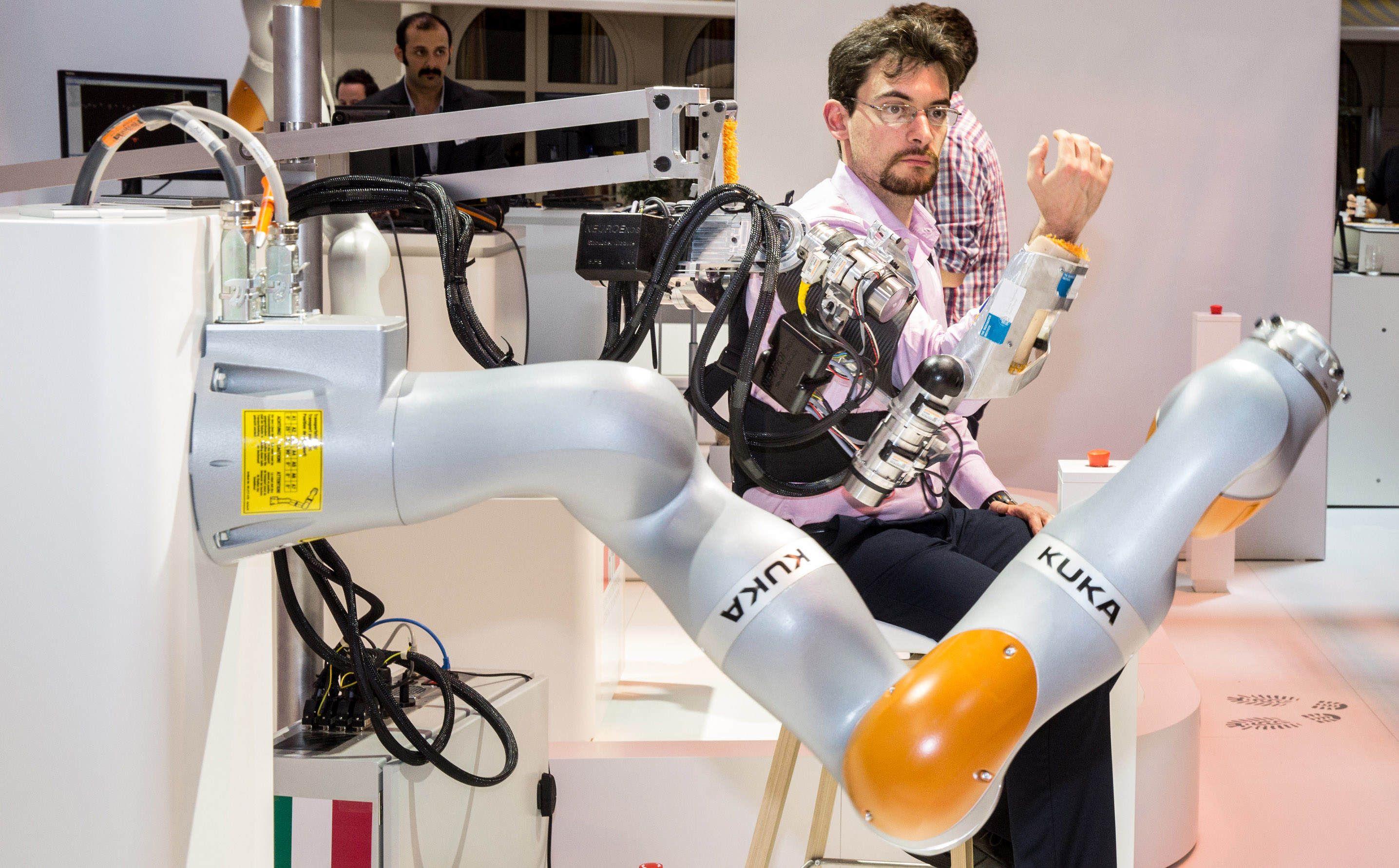Eine Mensch-Roboter-Kooperation auf der Hannover Messe. 