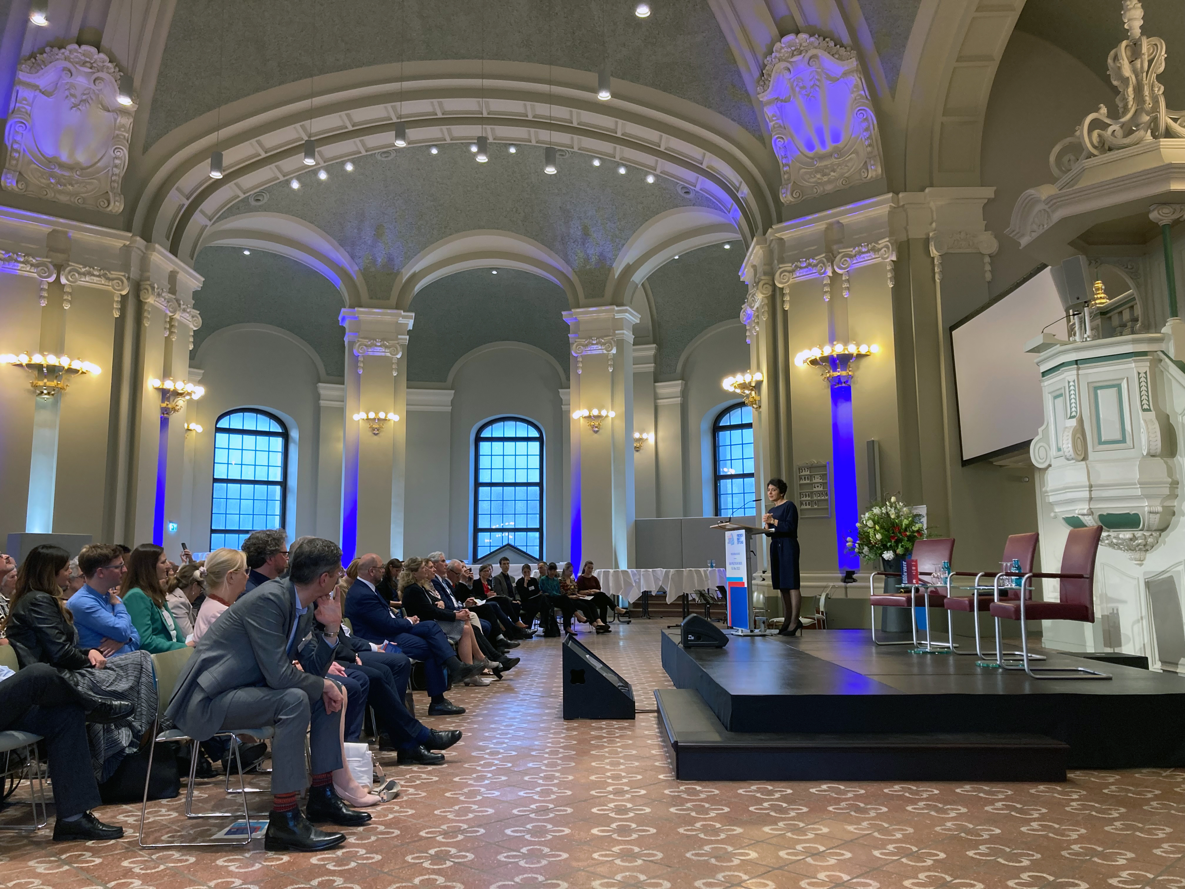 „Das Buch ist eine Einladung, sich mit der wahren Natur eines Regimes zu beschäftigen.“ Golineh Atai bei der Verleihung des Preises „Das politische Buch“ in der Französischen Friedrichstadtkirche.