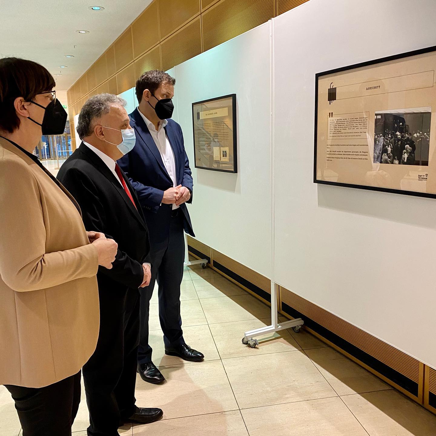 Einzigartiges Zeugnis des Holocausts: Die SPD-Vorsitzenden Saskia Esken und Lars Klingbeil mit dem israelischen Botschafter Jeremy Issacharoff in der Ausstellung „Auschwitz – Ein Ort dieser Erde“