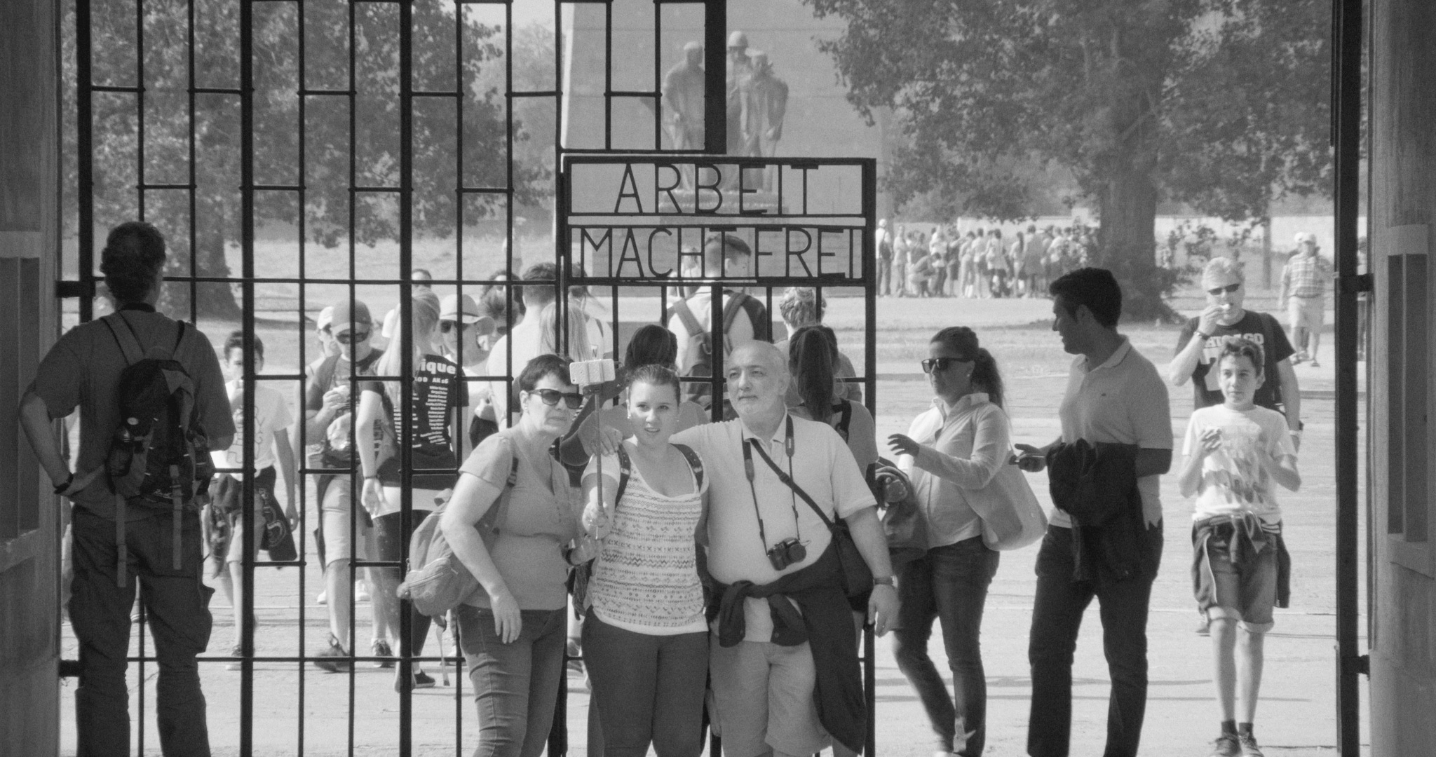 Bizzarres Fotomotiv: Grüße aus dem KZ Sachsenhausen