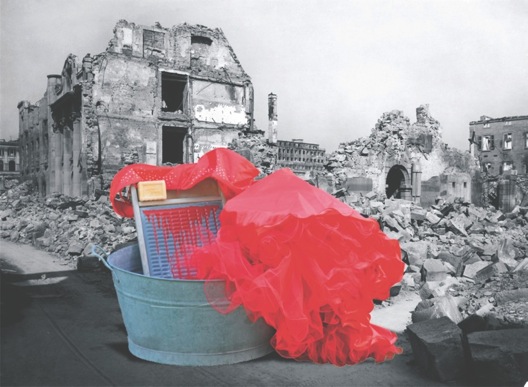 55 Künstlerinnen beteiligen sich an der Ausstellung „Frauen in Krieg und Frieden 15  - 45 – 15“, zu sehen im Bonner Frauenmuseum. Hier die Fotoinstallation "Cinderella" von Biggi Slongo Gastrich.