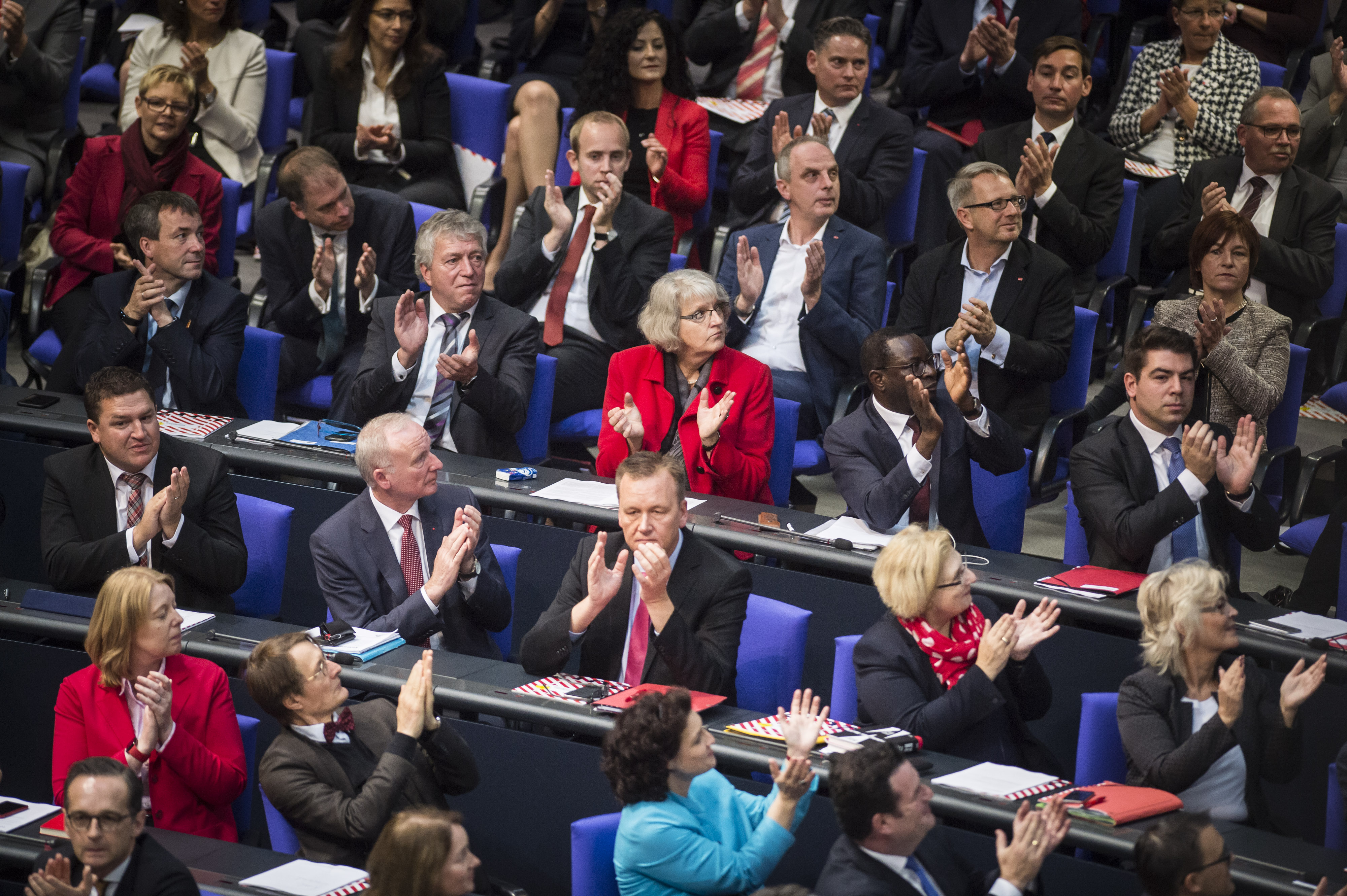 Die Bundestagsfraktion der SPD applaudiert während der konstituierenden Sitzung des 19. deutschen Bundestages.