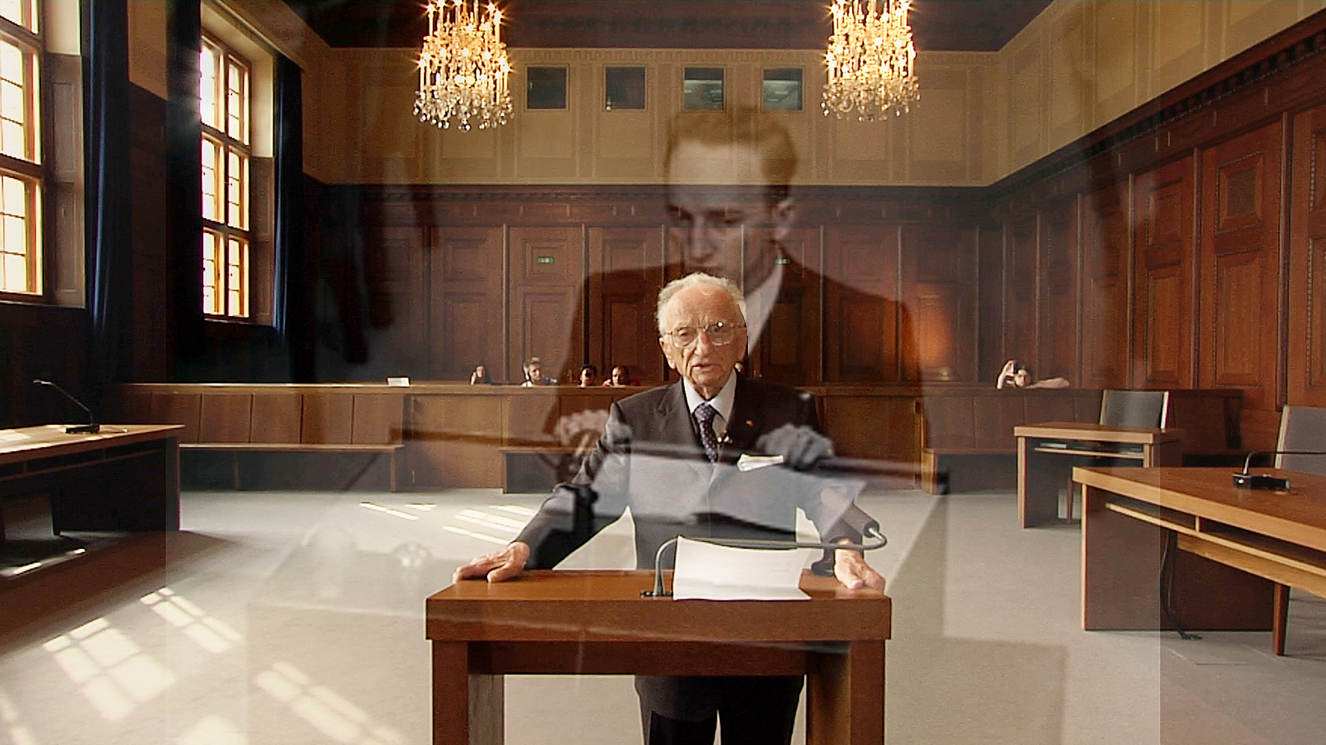 Benjamin Ferencz an seiner einstigen Wirkungsstätte.